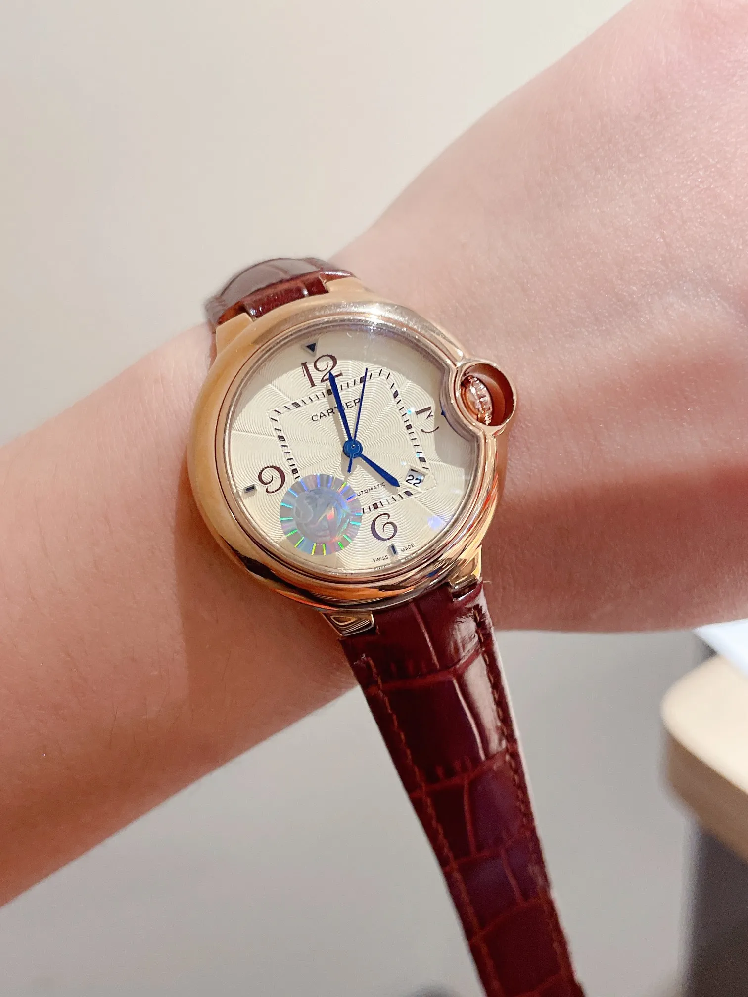 【High-end replica】💰1120! The Ballon Bleu de Cartier luxury watch series, with a versatile size of 33mm, is simple and unique in taste. It abandons the complicated and gorgeous decorations that are popular in modern times, reinterprets beauty with simplicity, and creates exclusive high quality. The dial is made of Swarovski crystal diamonds. The elegant, refined and noble temperament is fully displayed. The new crocodile pattern cowhide is more suitable for this summer. It is suitable for various high-end gathering occasions and is the best choice for matching with various sweaters and furs~~