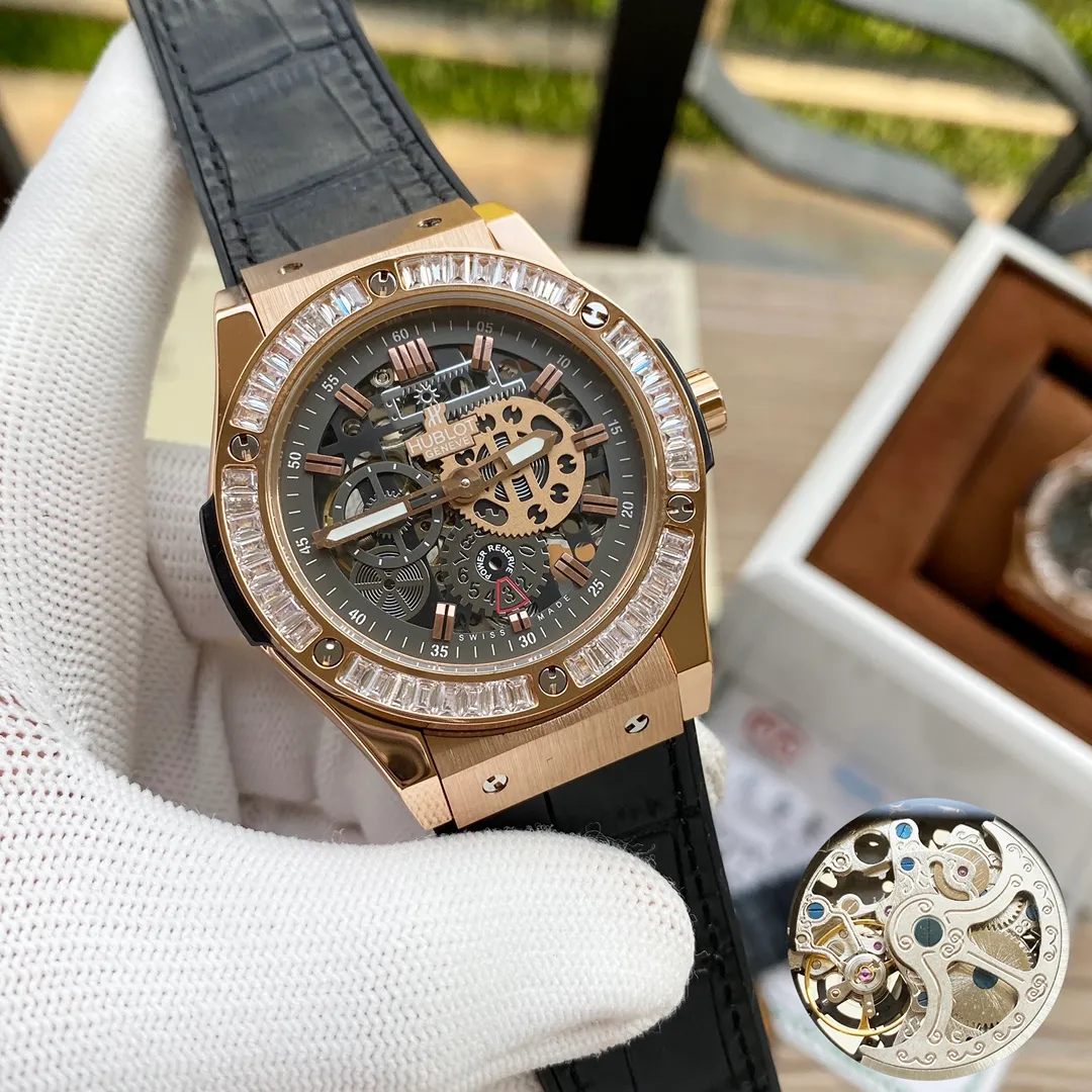 【Foreign trade import】💰1600! Hublot (engraved design) is majestic and extraordinary💪💪 Type: fine men's watch (top quality) Strap: imported rubber & genuine cowhide strap (comfortable and durable) Movement: top mechanical movement (stable travel time) Material: mineral super strong mirror (wear resistance) Exquisite quality Domineering style Noble and generous Grand style Wisdom and exclusivity Size: 43mm in diameter and 12mm in thickness