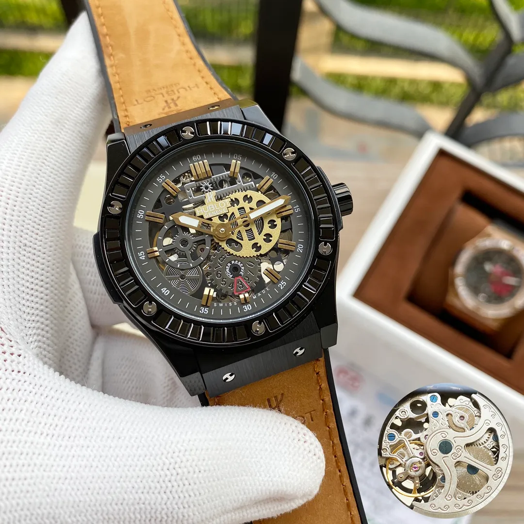 【Foreign trade import】💰1600! Hublot (engraved design) is majestic and extraordinary💪💪 Type: fine men's watch (top quality) Strap: imported rubber & genuine cowhide strap (comfortable and durable) Movement: top mechanical movement (stable travel time) Material: mineral super strong mirror (wear resistance) Exquisite quality Domineering style Noble and generous Grand style Wisdom and exclusivity Size: 43mm in diameter and 12mm in thickness