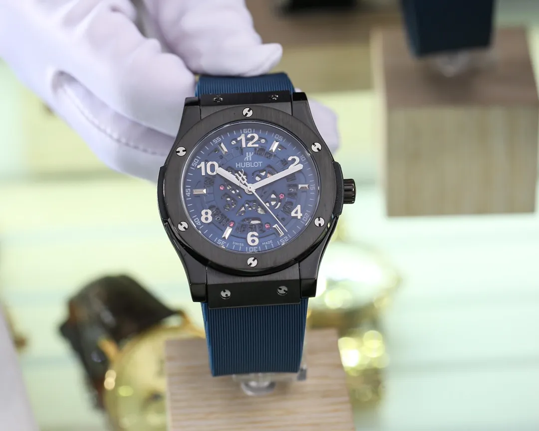 【Foreign trade import】💰1160! Hublot is grand and extraordinary. Type: Boutique men's watch (top excellence). Exquisite quality. Domineering style. Noble and generous. Grand style. Wisdom and exclusivity. Strap: imported rubber strap (comfortable and durable). Movement: fully automatic mechanical movement (stable travel time). Material: mineral super strong mirror (wear-resistant performance). Size: 44mm in diameter and 13mm thick. HD counter! Welcome to reprint!