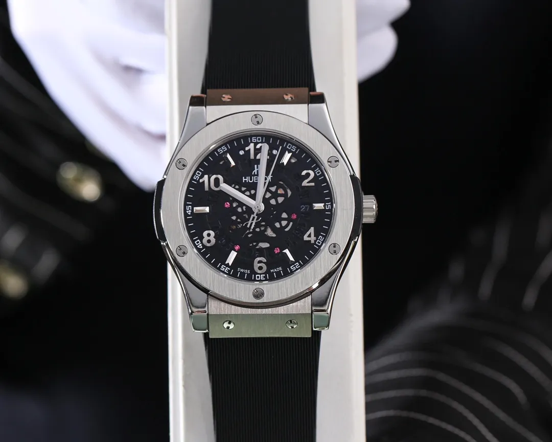 【Foreign trade import】💰1160! Hublot is grand and extraordinary. Type: Boutique men's watch (top excellence). Exquisite quality. Domineering style. Noble and generous. Grand style. Wisdom and exclusivity. Strap: imported rubber strap (comfortable and durable). Movement: fully automatic mechanical movement (stable travel time). Material: mineral super strong mirror (wear-resistant performance). Size: 44mm in diameter and 13mm thick. HD counter! Welcome to reprint!