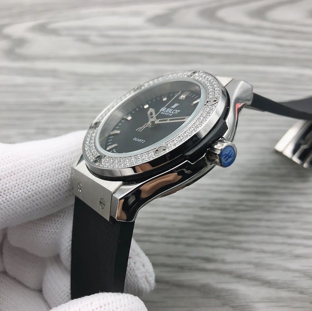 【High-end replica】💰1360! Hublot HUBLOT latest design classic fusion 565.NX.1170.LR.1104 [Type]: Fine men's watch (sports style) [Strap]: Imported fragrant rubber strap 🎮RP2 [Movement]: Quartz movement imported from Japan (zero error and zero repair) [Mirror]: Mineral strengthened glass (higher definition) 🎮 Elegant taste Vast atmosphere Ingenuity A treasure for the wrist Size: 38mm diameter, 12mm thick, hot sale! Welcome to reprint! 🎮Sanjie exquisitely recommends men’s quartz movement watches. SJ carefully selects ultra-realistic photos for you.