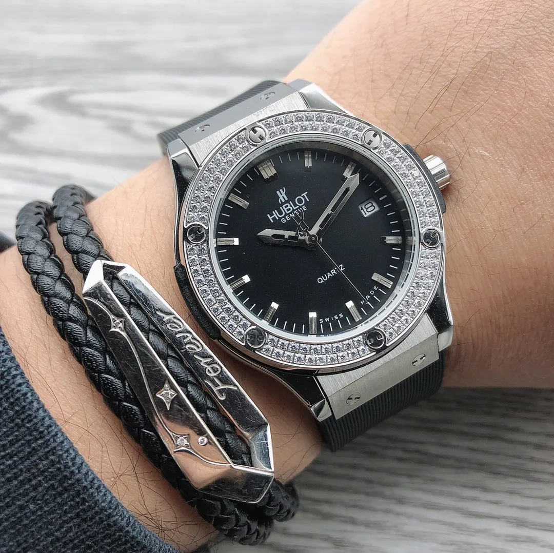 【High-end replica】💰1360! Hublot HUBLOT latest design classic fusion 565.NX.1170.LR.1104 [Type]: Fine men's watch (sports style) [Strap]: Imported fragrant rubber strap 🎮RP2 [Movement]: Quartz movement imported from Japan (zero error and zero repair) [Mirror]: Mineral strengthened glass (higher definition) 🎮 Elegant taste Vast atmosphere Ingenuity A treasure for the wrist Size: 38mm diameter, 12mm thick, hot sale! Welcome to reprint! 🎮Sanjie exquisitely recommends men’s quartz movement watches. SJ carefully selects ultra-realistic photos for you.