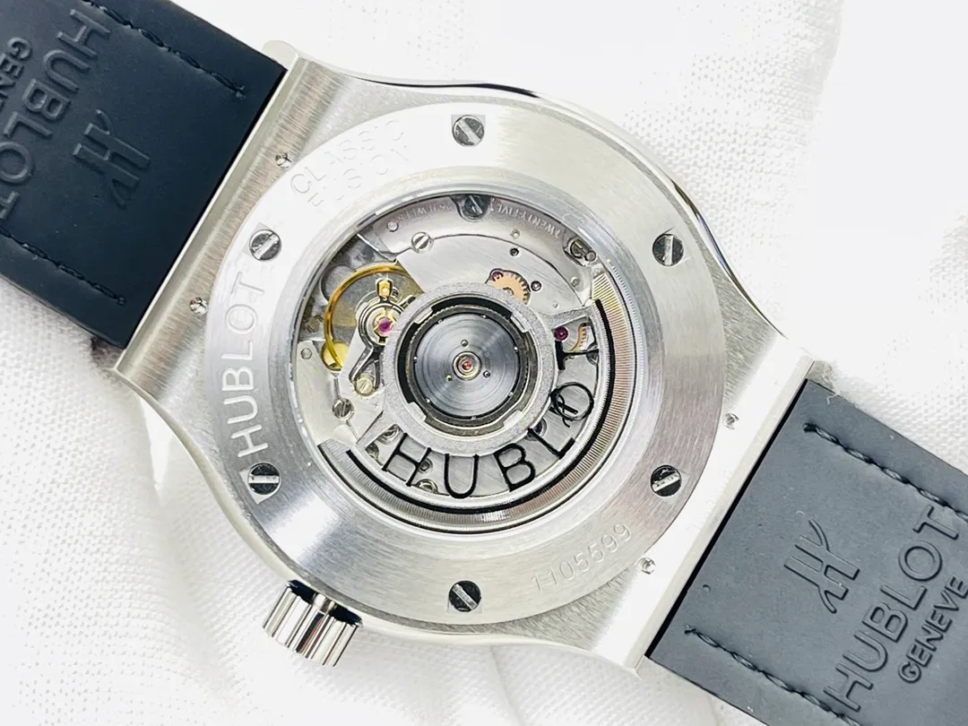 [HB Factory 2021 Wall Crack Recommendation] Hublot HB Hublot Big Bang Sang Bleu Series 415.NX.1112.VR.MXM16 Tattoo Watch Personalized Debut! Harmonious patterns and balanced proportions are integrated and symbiotic, perfectly interpreting the infinite mysteries of geometric shapes in the dimension of time! [Technical Breakthrough] Adopts a customized version of the HUB1213 movement - achieving perfect synchronization of appearance, function and frequency with the original, unparalleled stability and beauty. [Excellent details] The size of the watch is 42MMX14MM, original disassembly and molding. 1⃣️Ensure pattern alignment: Swiss professional-grade corrector is used to collect the pattern. After multiple adjustments, it is ensured that the complex geometric lines match the original, with three-dimensional staggering and clear edges and corners. 2⃣️Improving polishing standards: Every finished product undergoes careful craftsmanship and strict control by HB watchmakers. This ensures that the original consistent silhouette and staggered lines are achieved. 3⃣️Three octagonal hollow blade hands are overlapped and rhodium-plated. The craftsmanship is aligned with the original, and the effect will never fade. [Excellence] The strap and buckle have upgraded any shortcomings of all versions on the market. 1. The black calfskin selected for the strap is softer after heat stamping, and the lining is made of natural rubber, which can keep it fresh and breathable even if worn for a long time. 2. Equipped with Hublot’s classic folding steel buckle, which is of great texture and powerful in opening and closing. Vertically and horizontally orderly and trendy, all watch lovers are welcome to appreciate the professional-level geometric aesthetics from HB! HB Factory’s ingenious masterpiece welcomes all experts to taste it