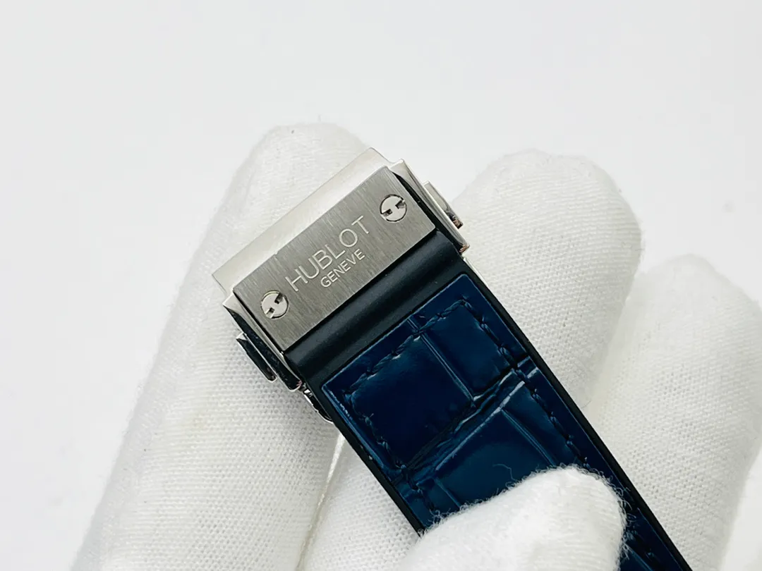 [HB Factory 2021 Wall Crack Recommendation] Hublot HB Hublot Big Bang Sang Bleu Series 415.NX.1112.VR.MXM16 Tattoo Watch Personalized Debut! Harmonious patterns and balanced proportions are integrated and symbiotic, perfectly interpreting the infinite mysteries of geometric shapes in the dimension of time! [Technical Breakthrough] Adopts a customized version of the HUB1213 movement - achieving perfect synchronization of appearance, function and frequency with the original, unparalleled stability and beauty. [Excellent details] The size of the watch is 42MMX14MM, original disassembly and molding. 1⃣️Ensure pattern alignment: Swiss professional-grade corrector is used to collect the pattern. After multiple adjustments, it is ensured that the complex geometric lines match the original, with three-dimensional staggering and clear edges and corners. 2⃣️Improving polishing standards: Every finished product undergoes careful craftsmanship and strict control by HB watchmakers. This ensures that the original consistent silhouette and staggered lines are achieved. 3⃣️Three octagonal hollow blade hands are overlapped and rhodium-plated. The craftsmanship is aligned with the original, and the effect will never fade. [Excellence] The strap and buckle have upgraded any shortcomings of all versions on the market. 1. The black calfskin selected for the strap is softer after heat stamping, and the lining is made of natural rubber, which can keep it fresh and breathable even if worn for a long time. 2. Equipped with Hublot’s classic folding steel buckle, which is of great texture and powerful in opening and closing. Vertically and horizontally orderly and trendy, all watch lovers are welcome to appreciate the professional-level geometric aesthetics from HB! HB Factory’s ingenious masterpiece welcomes all experts to taste it