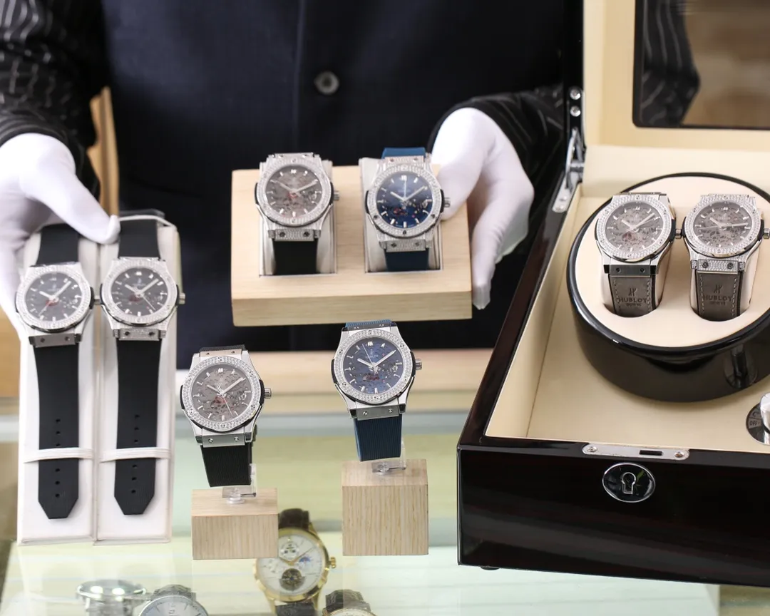 【Foreign trade import】💰2400! Hublot's premium men's watch features a striking hollow design, exquisite craftsmanship, originality, noble atmosphere and gentlemanly style. It adopts a fully automatic mechanical movement, top-grade 316 stainless steel case, natural rubber strap, mineral super mirror, size 44*13. Welcome to reprint!