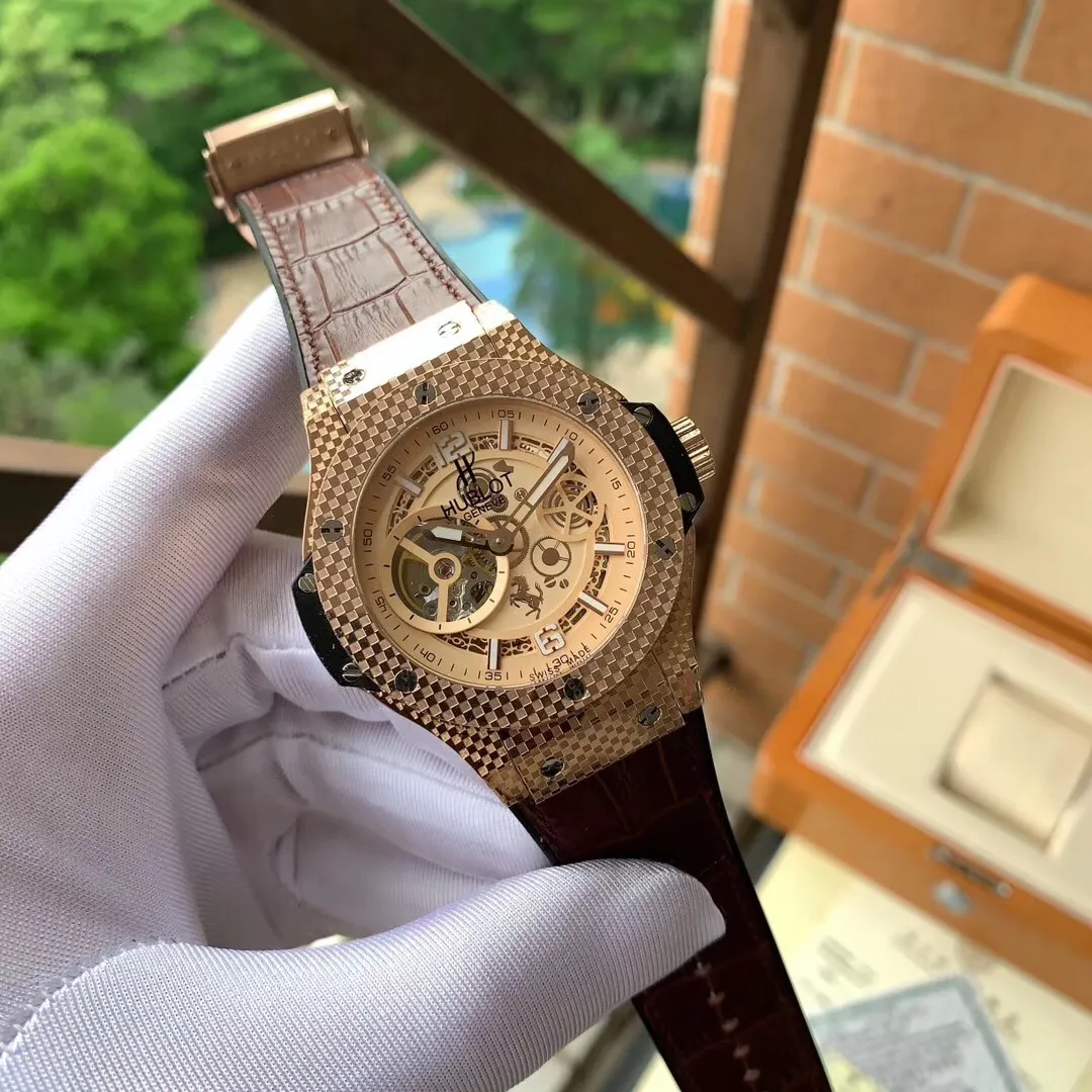 【Foreign trade import】💰1280! HUBLOT 🔥Hublot This is a high-end show for Hublot wrists! Hengbao once again crosses the trend of high-end products! Performed by stars and grandly launched, it is a masterpiece that combines cutting-edge trends and innovative technology. It is the pinnacle of watch history. It interprets the "art of fusion" from multiple perspectives and perfectly interprets Hublot's brand concept of "becoming the first, unique, and different": This is the first time so far that a traditional Swiss watchmaking watch brand has crossed over to join hands with a top fashion brand. Hublot has once again set a precedent and become the "first" to stand out from the crowd! Paired with a customized men's watch with a hollow mechanical movement, it can be paired with tape and belt. The size is 46X12mm for a true display! ! ! 🔥Top quality products are constantly produced🔥