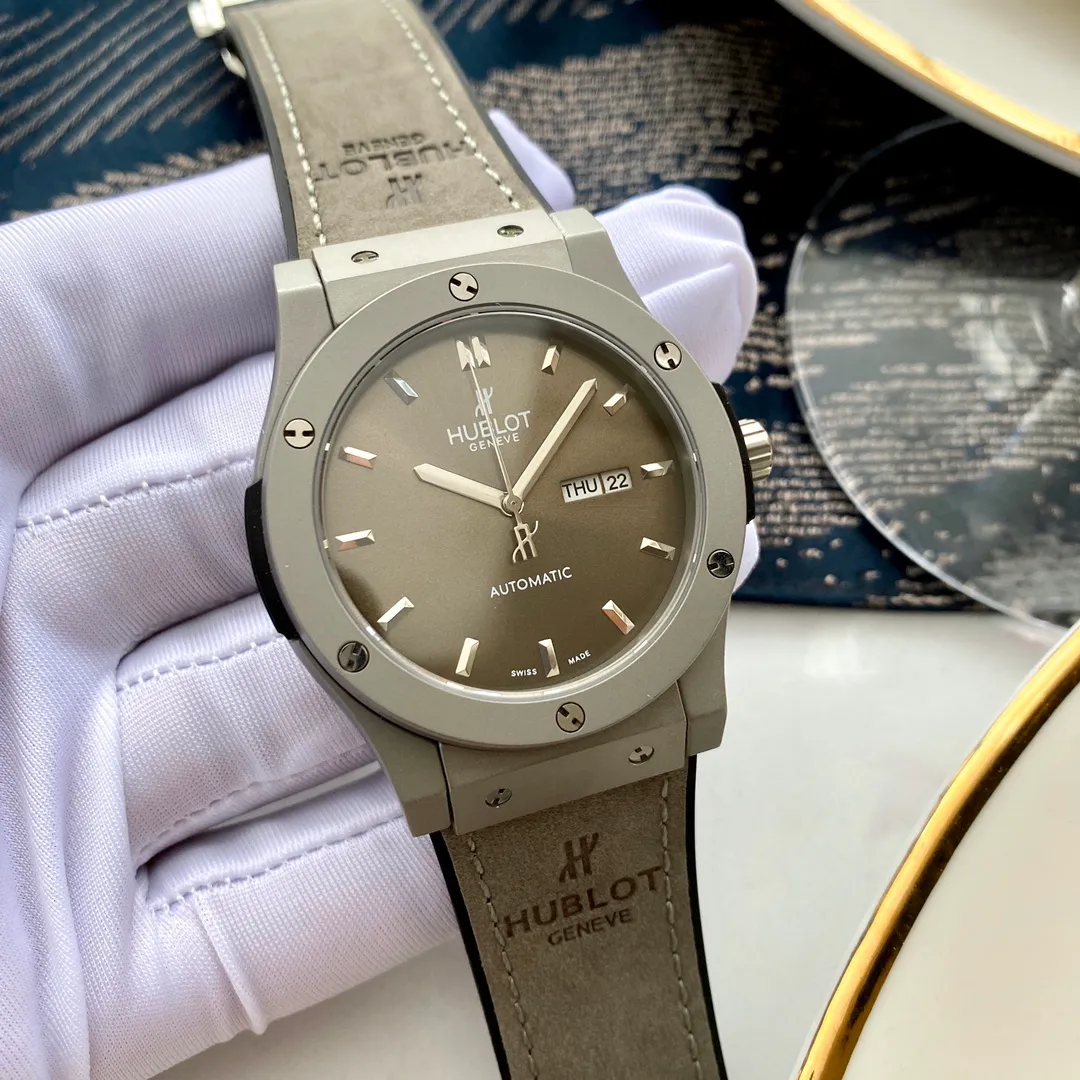 【Foreign trade import】💰1280! Hublot's premium men's watch has a classic three-hand design, noble atmosphere, gentlemanly style, excellent quality, and is a hot seller all over the city. It adopts fully automatic mechanical movement, top-grade 316 stainless steel case, imported calfskin strap, mineral super mirror, size 44*13, welcome to reprint!