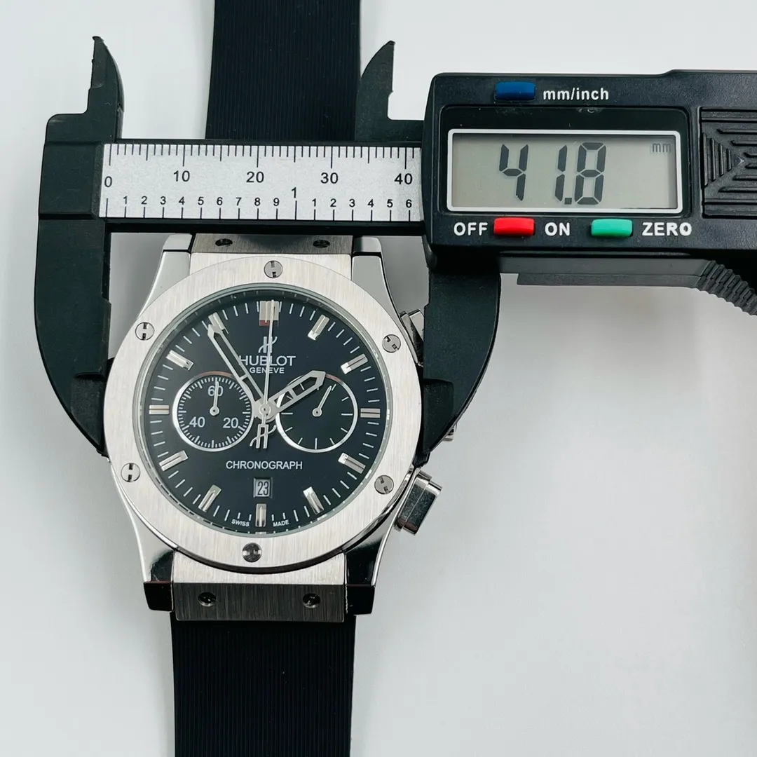 【High-end replica】💰1300! Hublot - HUBLOT Hublot Classic Fusion Series Multifunctional chronograph watch designed for sports. Built-in imported quartz stable movement. Function: Press the button at 2 o'clock to start counting seconds 120 seconds at 18 o'clock. One minute at 2 o'clock. Press and stop to see the timing time at 3 o'clock. The small dial overall 24 hours. The case is made of 316l stainless steel. The size is 41.8 mm in diameter and the thickness is 12 mm. The imported rubber strap and cowhide strap are equipped with original folding snaps. Strengthened and thickened mirror. Noble atmosphere, gentlemanly style, excellent quality