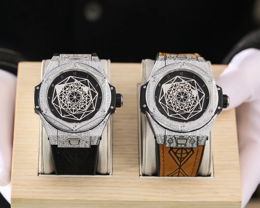 【Foreign trade import】💰3600! Hublot HUBLOT BIG BANG Big Bang Series [Second Generation Tattoo Rebirth Edition] Counter synchronization function, manual disassembly and assembly of straps. Convenient and quick to change straps of different colors. Designed by a London bald master, exclusive top version. Re-engraved 45mm case diameter. The strap has the same design concept as the original (quick replacement function). The buckle is made of fine steel and is exactly the same as the original. Stacked buckle SANG BLEU Tattoo 415.NX.1112.VR.MXM16 Satin brushed and polished polished geometric pattern with three layers of overlapping luminous hands. The three patterns rotate to present different geometric patterns. The entire case is artificially inlaid with diamonds. Original Citizen mechanical movement (very stable and almost zero repairs). The automatic weight also adopts a complicated geometric pattern shape. It looks like a full circle but can be pulled and rotated by gravity⚠️Majestic! Welcome to reprint!