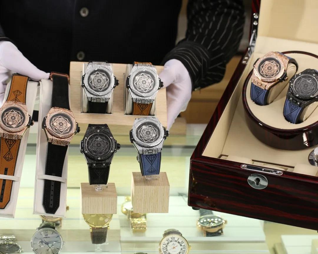 【Foreign trade import】💰3600! Hublot HUBLOT BIG BANG Big Bang Series [Second Generation Tattoo Rebirth Edition] Counter synchronization function, manual disassembly and assembly of straps. Convenient and quick to change straps of different colors. Designed by a London bald master, exclusive top version. Re-engraved 45mm case diameter. The strap has the same design concept as the original (quick replacement function). The buckle is made of fine steel and is exactly the same as the original. Stacked buckle SANG BLEU Tattoo 415.NX.1112.VR.MXM16 Satin brushed and polished polished geometric pattern with three layers of overlapping luminous hands. The three patterns rotate to present different geometric patterns. The entire case is artificially inlaid with diamonds. Original Citizen mechanical movement (very stable and almost zero repairs). The automatic weight also adopts a complicated geometric pattern shape. It looks like a full circle but can be pulled and rotated by gravity⚠️Majestic! Welcome to reprint!