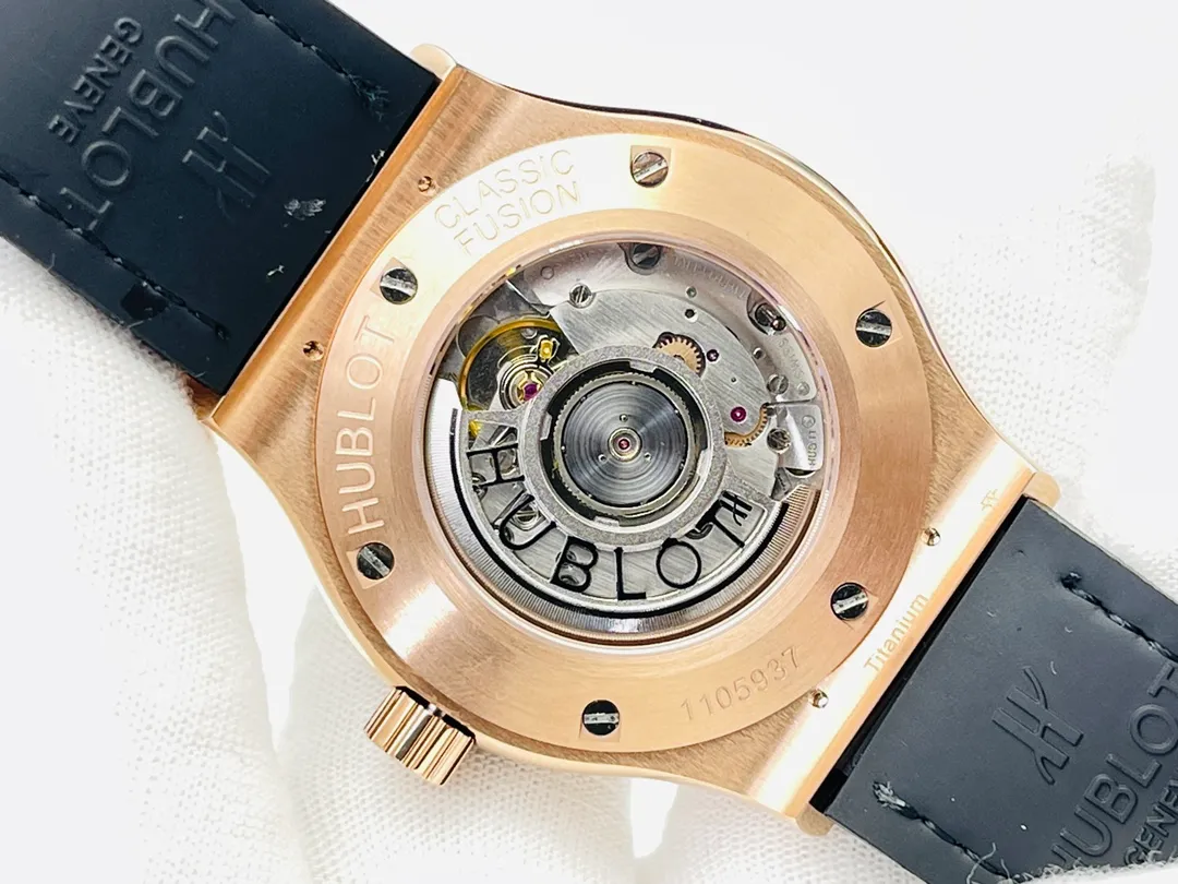 [HB Factory 2021 Wall Crack Recommendation] Hublot HB Hublot Big Bang Sang Bleu Series 415.NX.1112.VR.MXM16 Tattoo Watch Personalized Debut! Harmonious patterns and balanced proportions are integrated and symbiotic, perfectly interpreting the infinite mysteries of geometric shapes in the dimension of time! [Technical Breakthrough] Adopts a customized version of the HUB1213 movement - achieving perfect synchronization of appearance, function and frequency with the original, unparalleled stability and beauty. [Excellent details] The size of the watch is 42MMX14MM, original disassembly and molding. 1⃣️Ensure pattern alignment: Swiss professional-grade corrector is used to collect the pattern. After multiple adjustments, it is ensured that the complex geometric lines match the original, with three-dimensional staggering and clear edges and corners. 2⃣️Improving polishing standards: Every finished product undergoes careful craftsmanship and strict control by HB watchmakers. This ensures that the original consistent silhouette and staggered lines are achieved. 3⃣️Three octagonal hollow blade hands are overlapped and rhodium-plated. The craftsmanship is aligned with the original, and the effect will never fade. [Excellence] The strap and buckle have upgraded any shortcomings of all versions on the market. 1. The black calfskin selected for the strap is softer after heat stamping, and the lining is made of natural rubber, which can keep it fresh and breathable even if worn for a long time. 2. Equipped with Hublot’s classic folding steel buckle, which is of great texture and powerful in opening and closing. Vertically and horizontally orderly and trendy, all watch lovers are welcome to appreciate the professional-level geometric aesthetics from HB! HB Factory’s ingenious masterpiece welcomes all experts to taste it