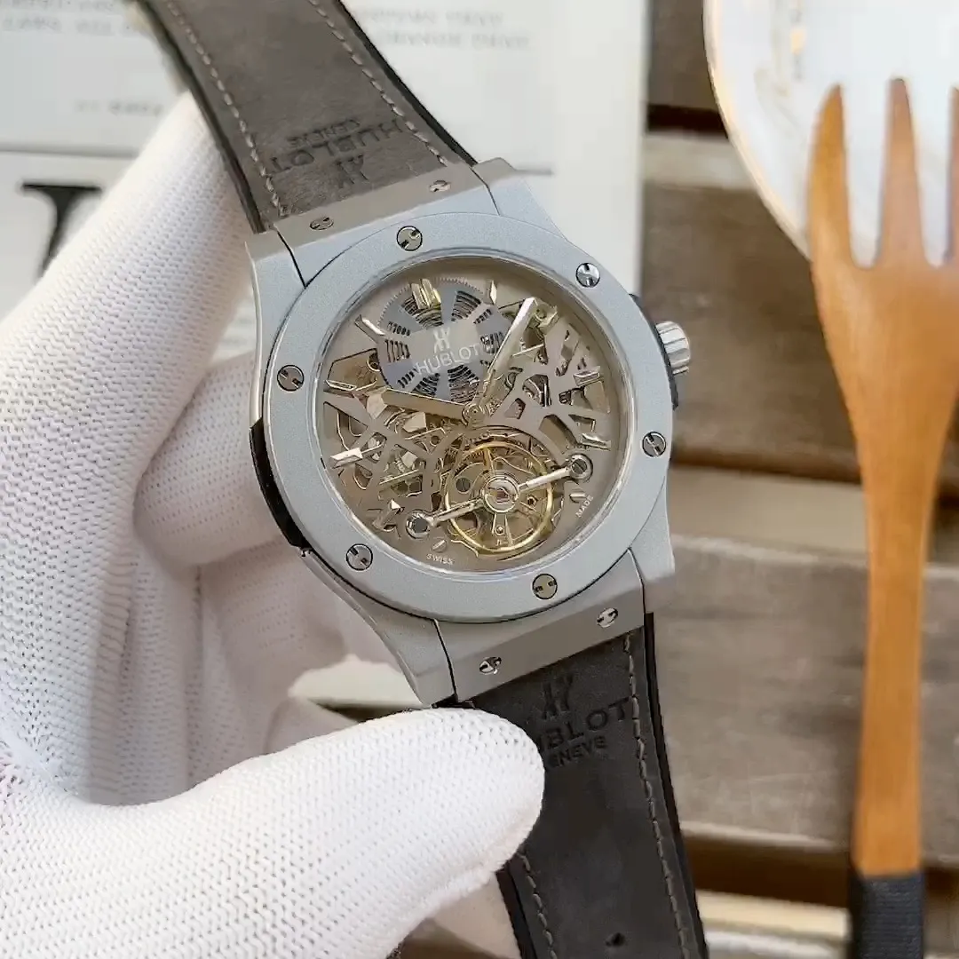 【High-end replica】💰1720! Hublot's premium men's watch features a classic three-hand flywheel design, exquisite craftsmanship, originality, nobility and gentlemanly style. It adopts fully automatic imported Citizen mechanical movement, top-grade 316L stainless steel case, imported calfskin strap, mineral super mirror, size 44*13. Welcome to reprint!