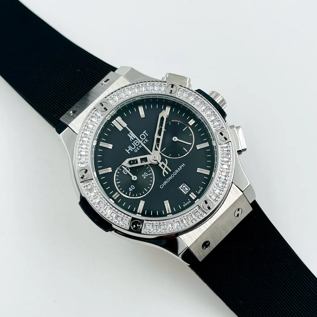 【High-end replica】💰1300! Hublot-HUBLOT Hublot Classic Fusion Series Multifunctional chronograph women's watch designed for sports. Built-in imported quartz stable movement. Function: Press the button at 2 o'clock to start counting seconds 120 seconds at 18 o'clock. One minute at 2 o'clock. Press and stop to see the timing time at 3 o'clock. The small dial overall 24 hours. The case is made of 316l stainless steel. The size is 37.4 mm in diameter and the thickness is 11.3 mm. The imported rubber strap is equipped with original folding snap buckle. Strengthened and thickened mirror, noble atmosphere. Gentleman style and excellent quality