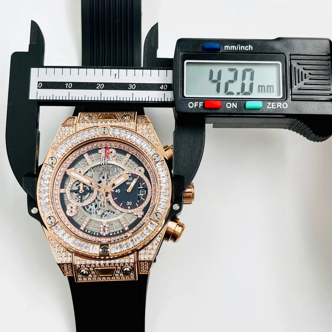 【High-end replica】💰2400! Hublot-HUBLOT BIG BANG series is a multi-functional chronograph watch designed for sports. It has a built-in imported quartz stable movement. It has functions of 2 o'clock when the button is pressed to start counting seconds 120 seconds at 18 o'clock and one minute at 2 o'clock. Press and stop to see the timing at 3 o'clock and overall 24 hours. The case is made of 316l stainless steel. The size is 42 mm in diameter and the thickness is 16 mm. The imported genuine leather strap is equipped with the original folding snap buckle. Strengthened and thickened mirror, noble and gentlemanly style. Excellent quality