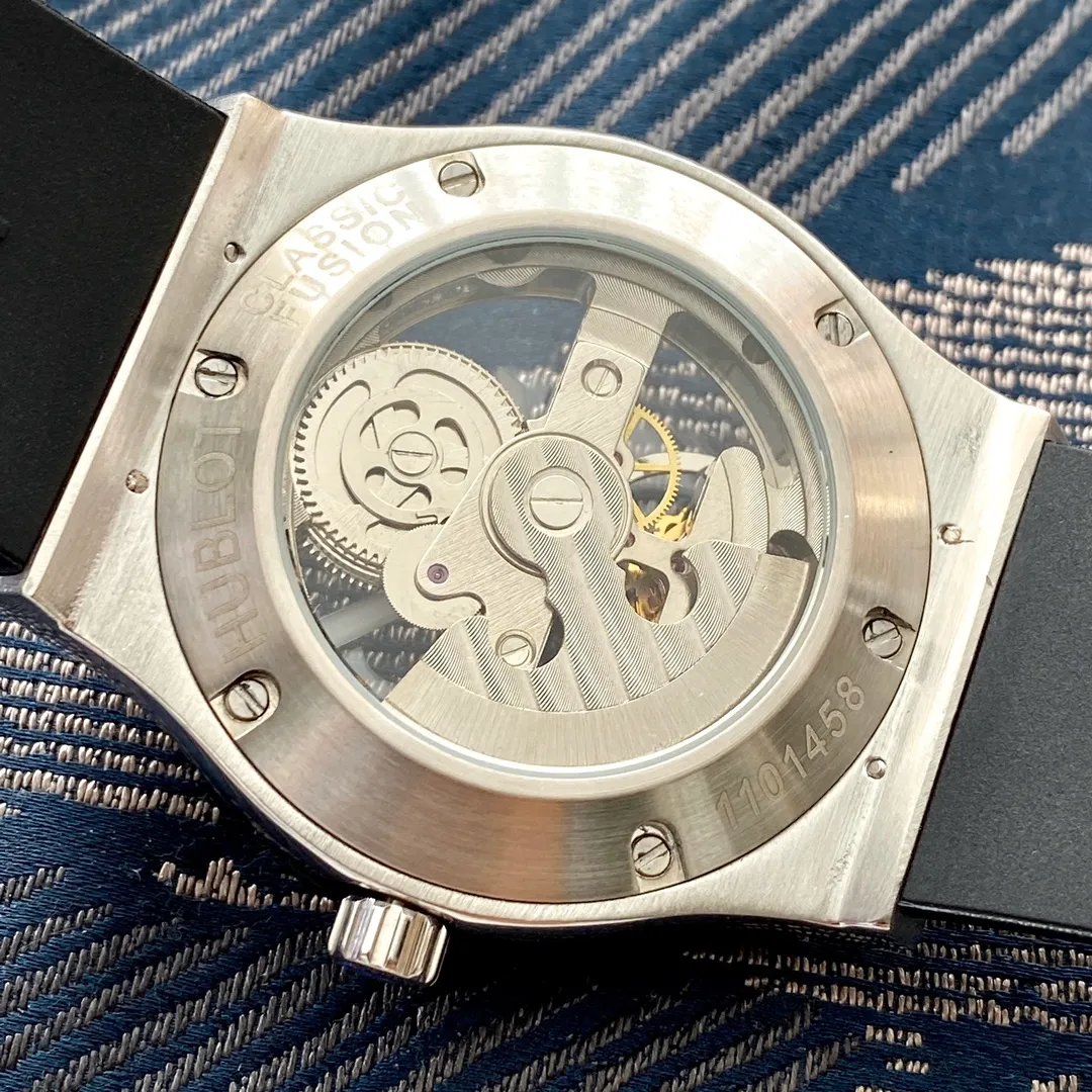 【Foreign trade import】💰1640! Hublot (HUBLOT) This is a high-end show for Hublot wrists! Hengbao once again crosses the trend of high-end products! Performed by stars and grandly launched, it is a masterpiece that combines cutting-edge trends and innovative technology. It is the pinnacle of watch history. It interprets the "art of fusion" from multiple perspectives and perfectly interprets Hublot's brand concept of "becoming the first, unique, and different": This is the first time so far that a traditional Swiss watchmaking watch brand has crossed over to join hands with a top fashion brand. Hublot has once again set a precedent and become the "first" to stand out from the crowd! Paired with a customized men's watch with a hollow mechanical movement, you don't need to pull out the crown to adjust the time. You can set the time directly in the original gear! Can be used with tape/belt size 45X12mm! Welcome to reprint!