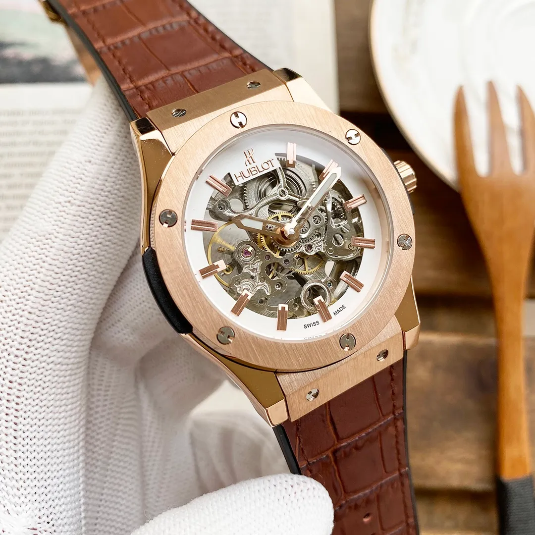 【Foreign Trade Import】💰1440! Hublot's premium men's watch has a simple two-hand hollow design, exquisite craftsmanship, originality, noble atmosphere, and gentlemanly style. Using fully automatic mechanical movement, top-grade 316 stainless steel case and strap, mineral super mirror, size 45*13