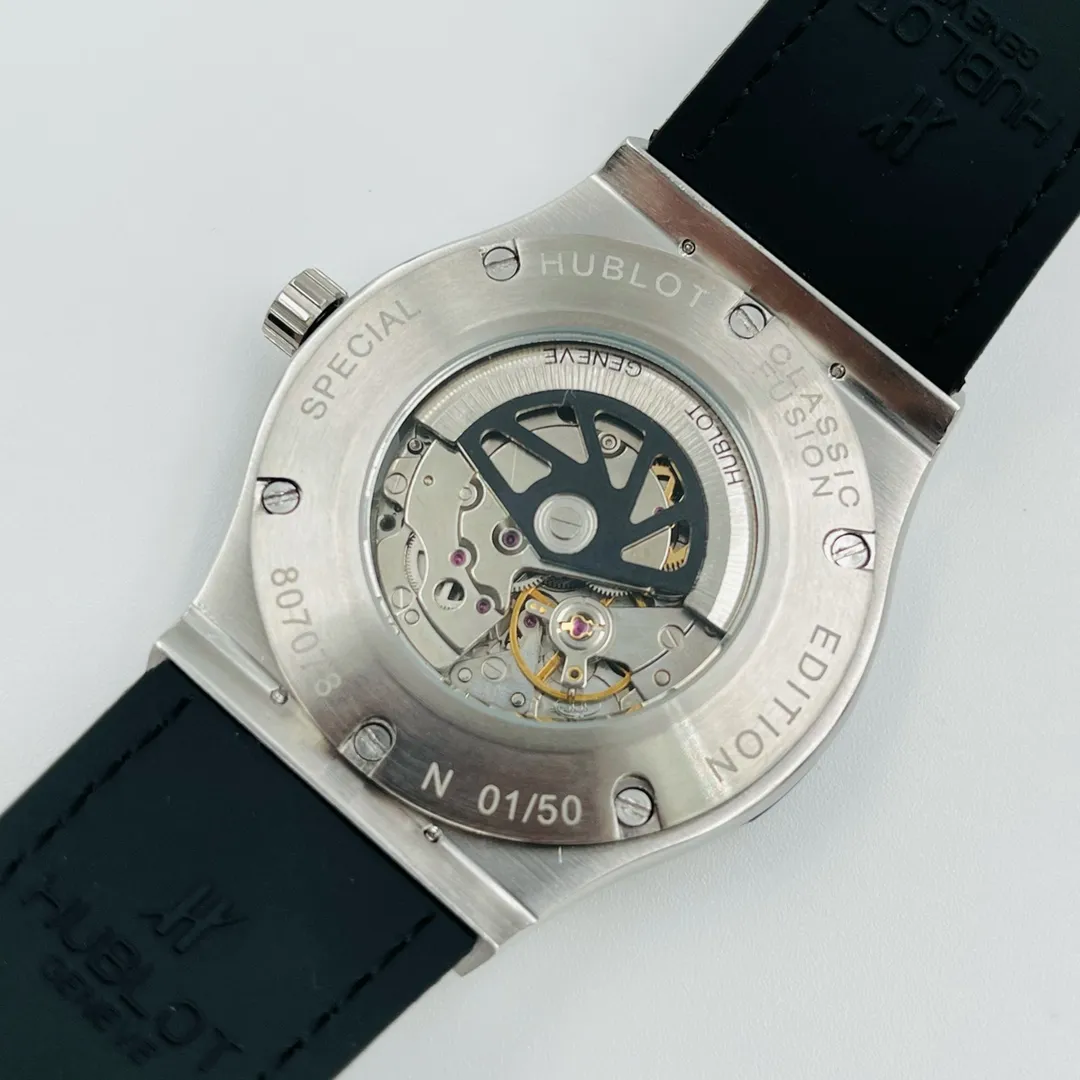 【High-end replica】💰1360! Hublot-HUBLOT Hublot Golden Classic Fusion Series Built-in fully automatic mechanical movement. Premium men's watch. The mirror is made of thickened tempered glass. The case is made of 316l stainless steel. The upper layer of leather on the strap is stitched with rubber on the lower layer. It is easy to wear with the original folding snap button. The case size is 42 mm in diameter and 12 mm in thickness. The classic design is fashionable, simple and elegant.