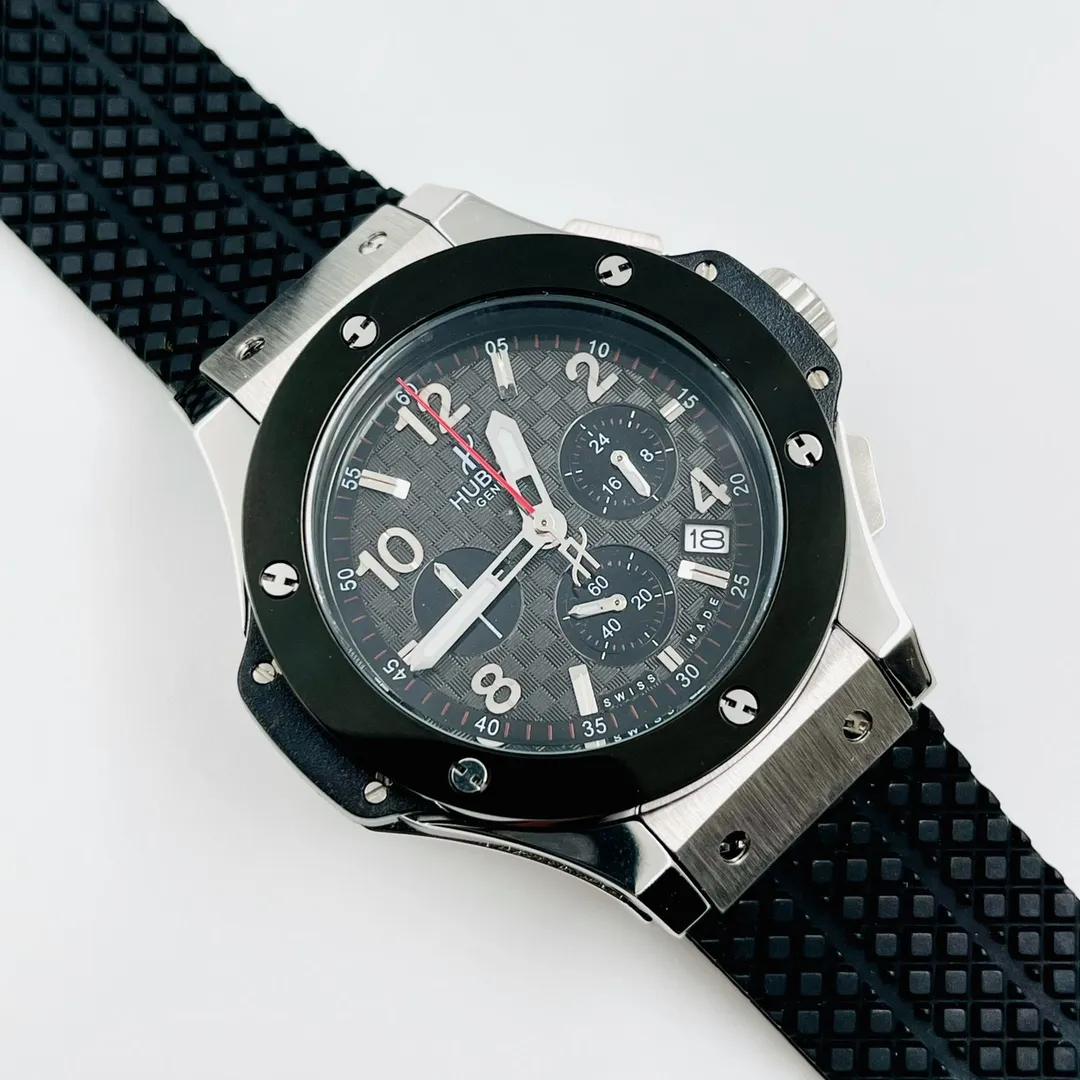 【Foreign trade import】💰1360! Hublot-HUBLOT Hublot BIG BANG series is a multi-functional chronograph watch designed for sports. It has a built-in imported quartz stable movement. It has functions of 2 o'clock when the button is pressed to start counting seconds 120 seconds at 18 o'clock and one minute at 2 o'clock. Press and stop to see the timing time at 3 o'clock. Overall 24 hours. The case is made of 316l stainless steel. The size is 42.5 mm in diameter and the thickness is 14.3 mm. The imported rubber strap is equipped with an original folding snap buckle. Strengthened and thickened mirror, noble atmosphere. Gentleman style and excellent quality