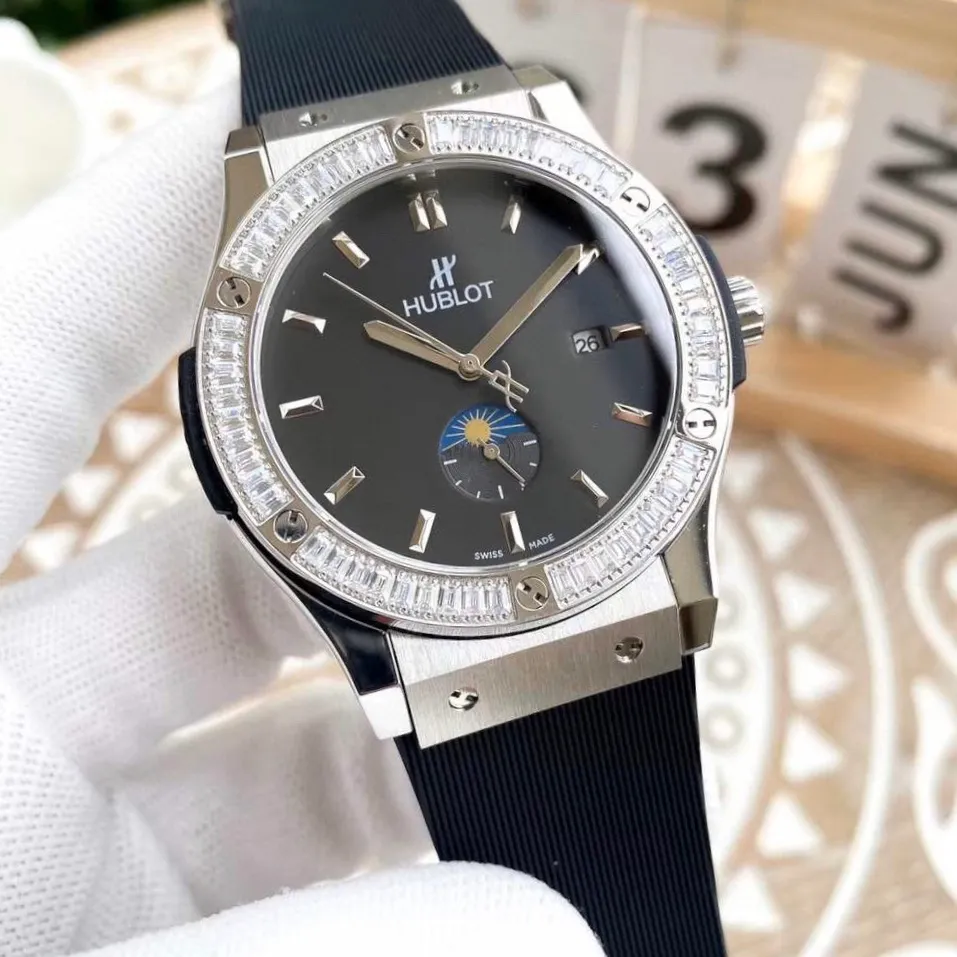 【High-end replica】💰1920! Hublot-Hublot ‼ ️Exquisite men's watch, classic three-hand with moon phase design, exquisite craftsmanship, originality, noble atmosphere, gentleman style. Using fully automatic Swiss 2836 mechanical movement, top-grade 316 fine steel case, imported calfskin strap, mineral super mirror, size 44*13, top-quality products continue to be produced