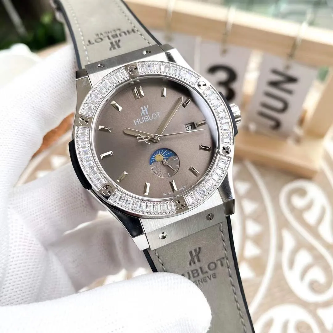 【High-end replica】💰1920! Hublot-Hublot ‼ ️Exquisite men's watch, classic three-hand with moon phase design, exquisite craftsmanship, originality, noble atmosphere, gentleman style. Using fully automatic Swiss 2836 mechanical movement, top-grade 316 fine steel case, imported calfskin strap, mineral super mirror, size 44*13, top-quality products continue to be produced