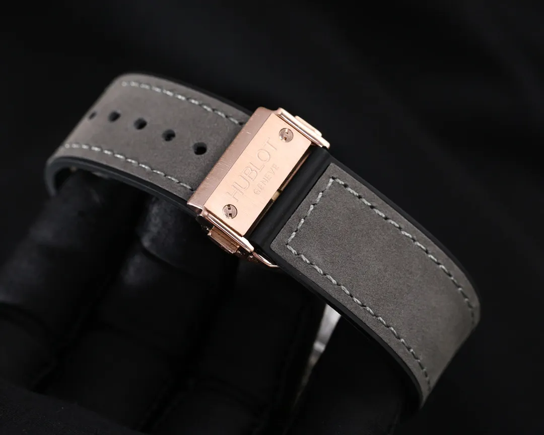 【Foreign trade import】💰1160! Hublot is grand and extraordinary. Type: Boutique men's watch (top excellence). Exquisite quality. Domineering style. Noble and generous. Grand style. Wisdom and exclusivity. Strap: imported rubber strap (comfortable and durable). Movement: fully automatic mechanical movement (stable travel time). Material: mineral super strong mirror (wear-resistant performance). Size: 44mm in diameter and 13mm thick. HD counter! Welcome to reprint!