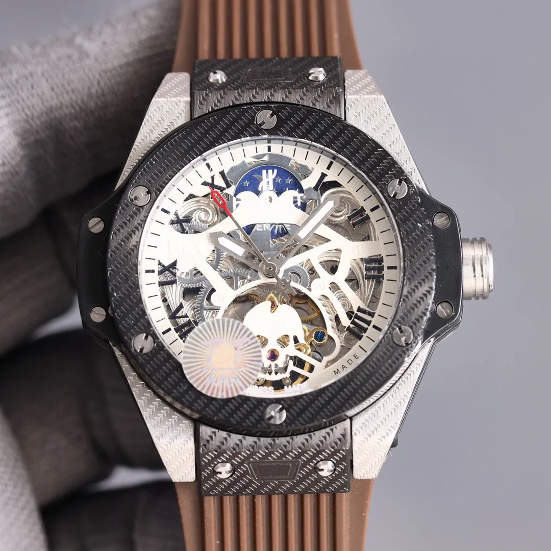 【High-end replica】💰1720! Carbon fiber body Avant-garde personality Ingenious craftsmanship BIG BANG is about being different and kingly style [Latest]: Hublot [Series]: BIG BANG series [Strap]: Malaysian fragrant rubber strap [Movement]: High-end fully automatic imported Citizen mechanical movement [Mirror]: Mineral-strengthened glass (higher definition) Elegant taste Vast and majestic Ingenuity A treasure for the wrist Size: diameter 46mm, thickness 12mm. Hot sale! Welcome to reprint!