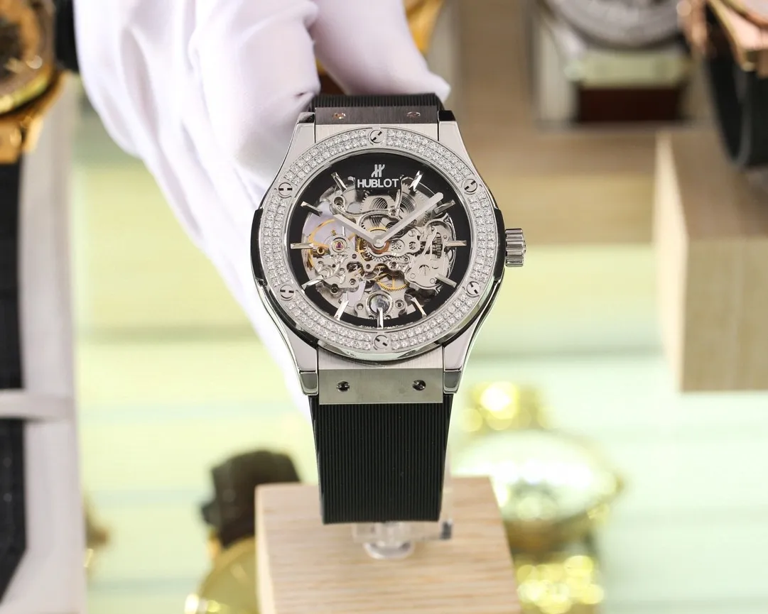 [Foreign Trade Import] 💰1360 Watch Home Watch Appreciation｝The new BIG BANG MECA-10 diamond-set watch is equipped with Hublot. It combines cutting-edge watch machinery and anti-scratch materials to fascinate watch lovers with its dazzling diamond-set case. Unique architectural beauty, original gear power clearly visible under the fully hollow dial! ——The new diamond-encrusted watch reflects the watchmaker’s bold watchmaking craftsmanship and aesthetic pursuits.       The diamond-set Big Bang Meca-10 Hublot watch has a diameter of 44 mm. The fully hollow internal structure can be seen through the high-definition top-grade mirror, which further highlights the king's style! ⚠️[Zhanxi Road Original Counter Picture] Welcome to taste! —[Watches are most widely circulated in the market] New model promotion—exclusive first launch—domineering style—number one in sales ✨More domineering! ——Encrusted with diamonds for even more luxury! [Brand]: Hublot (top quality, outstanding debut)🎉🎉Beautiful hollowed out [Type]: Boutique men's watch (top) exquisite [Strap]: Royal rubber strap (durable) [Movement]: Top mechanical movement (stable) [Material]: Mineral super strong mirror (higher definition) Committed to creating high-quality watches💪 Exquisite quality and generous style, excellent temperament, wise and exclusive enjoyment [Size]: 44mm in diameter and 12mm thick. Hot on the market! Welcome to reprint!