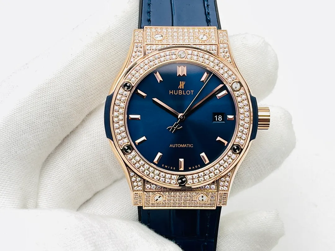 [HB Factory 2021 Wall Crack Recommendation] Hublot HB Hublot Big Bang Sang Bleu Series 415.NX.1112.VR.MXM16 Tattoo Watch Personalized Debut! Harmonious patterns and balanced proportions are integrated and symbiotic, perfectly interpreting the infinite mysteries of geometric shapes in the dimension of time! [Technical Breakthrough] Adopts a customized version of the HUB1213 movement - achieving perfect synchronization of appearance, function and frequency with the original, unparalleled stability and beauty. [Excellent details] The size of the watch is 42MMX14MM, original disassembly and molding. 1⃣️Ensure pattern alignment: Swiss professional-grade corrector is used to collect the pattern. After multiple adjustments, it is ensured that the complex geometric lines match the original, with three-dimensional staggering and clear edges and corners. 2⃣️Improving polishing standards: Every finished product undergoes careful craftsmanship and strict control by HB watchmakers. This ensures that the original consistent silhouette and staggered lines are achieved. 3⃣️Three octagonal hollow blade hands are overlapped and rhodium-plated. The craftsmanship is aligned with the original, and the effect will never fade. [Excellence] The strap and buckle have upgraded any shortcomings of all versions on the market. 1. The black calfskin selected for the strap is softer after heat stamping, and the lining is made of natural rubber, which can keep it fresh and breathable even if worn for a long time. 2. Equipped with Hublot’s classic folding steel buckle, which is of great texture and powerful in opening and closing. Vertically and horizontally orderly and trendy, all watch lovers are welcome to appreciate the professional-level geometric aesthetics from HB! HB Factory’s ingenious masterpiece welcomes all experts to taste it
