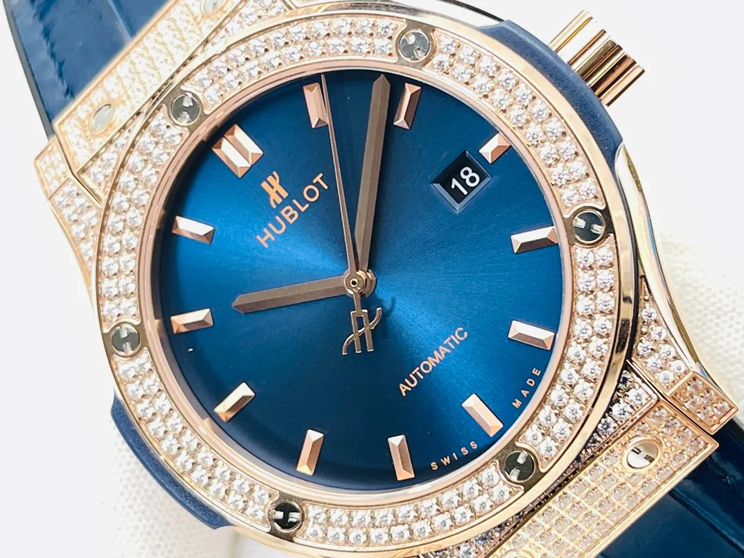 [HB Factory 2021 Wall Crack Recommendation] Hublot HB Hublot Big Bang Sang Bleu Series 415.NX.1112.VR.MXM16 Tattoo Watch Personalized Debut! Harmonious patterns and balanced proportions are integrated and symbiotic, perfectly interpreting the infinite mysteries of geometric shapes in the dimension of time! [Technical Breakthrough] Adopts a customized version of the HUB1213 movement - achieving perfect synchronization of appearance, function and frequency with the original, unparalleled stability and beauty. [Excellent details] The size of the watch is 42MMX14MM, original disassembly and molding. 1⃣️Ensure pattern alignment: Swiss professional-grade corrector is used to collect the pattern. After multiple adjustments, it is ensured that the complex geometric lines match the original, with three-dimensional staggering and clear edges and corners. 2⃣️Improving polishing standards: Every finished product undergoes careful craftsmanship and strict control by HB watchmakers. This ensures that the original consistent silhouette and staggered lines are achieved. 3⃣️Three octagonal hollow blade hands are overlapped and rhodium-plated. The craftsmanship is aligned with the original, and the effect will never fade. [Excellence] The strap and buckle have upgraded any shortcomings of all versions on the market. 1. The black calfskin selected for the strap is softer after heat stamping, and the lining is made of natural rubber, which can keep it fresh and breathable even if worn for a long time. 2. Equipped with Hublot’s classic folding steel buckle, which is of great texture and powerful in opening and closing. Vertically and horizontally orderly and trendy, all watch lovers are welcome to appreciate the professional-level geometric aesthetics from HB! HB Factory’s ingenious masterpiece welcomes all experts to taste it