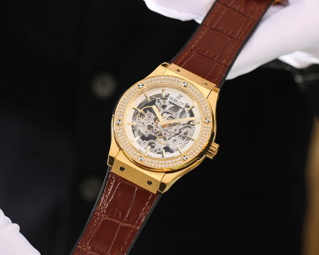 【Foreign trade import】💰1360! Watch Home Watch Tasting} The new BIG BANG MECA-10 diamond-set watch is equipped with Hublot. It combines cutting-edge watch machinery and scratch-resistant materials to fascinate watch lovers with its dazzling diamond-set case. Unique architectural beauty, original gear power clearly visible under the fully hollow dial! ——The new diamond-encrusted watch reflects the watchmaker’s bold watchmaking craftsmanship and aesthetic pursuits.       The diamond-set Big Bang Meca-10 Hublot watch has a diameter of 44 mm. The fully hollow internal structure can be seen through the high-definition top-grade mirror, which further highlights the king's style! ⚠️[Zhanxi Road Original Counter Picture] Welcome to taste! —[Watches are most widely circulated in the market] New model promotion—exclusive first launch—domineering style—number one in sales ✨More domineering! ——Encrusted with diamonds for even more luxury! [Brand]: Hublot (top quality, outstanding debut)🎉🎉Beautiful hollowed out [Type]: Boutique men's watch (top) exquisite [Strap]: Royal rubber strap (durable) [Movement]: Top mechanical movement (stable) [Material]: Mineral super strong mirror (higher definition) Committed to creating high-quality watches💪 Exquisite quality and generous style, excellent temperament, wise and exclusive enjoyment [Size]: 44mm in diameter and 12mm thick. Hot on the market! Welcome to reprint!
