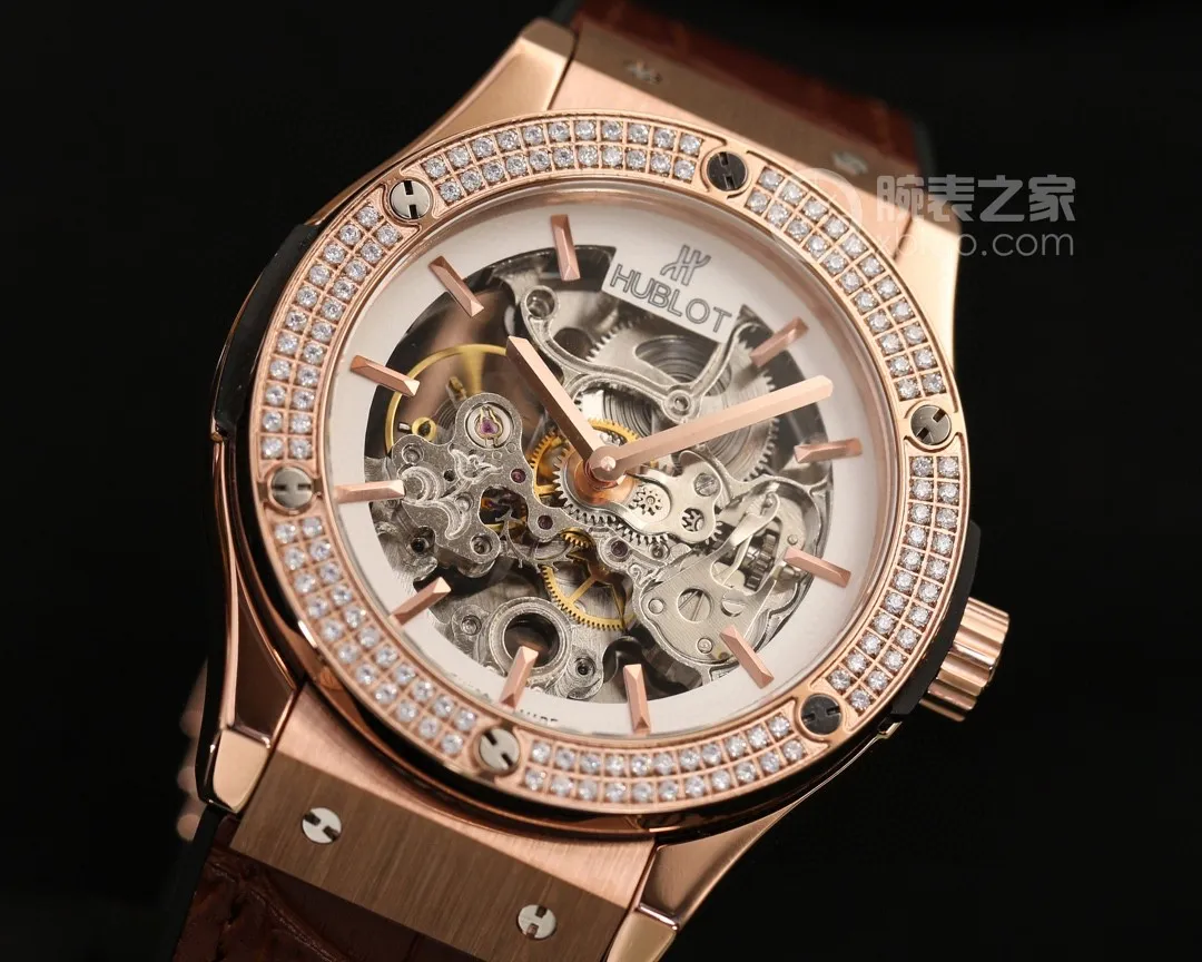 【Foreign trade import】💰1360! Watch Home Watch Tasting} The new BIG BANG MECA-10 diamond-set watch is equipped with Hublot. It combines cutting-edge watch machinery and scratch-resistant materials to fascinate watch lovers with its dazzling diamond-set case. Unique architectural beauty, original gear power clearly visible under the fully hollow dial! ——The new diamond-encrusted watch reflects the watchmaker’s bold watchmaking craftsmanship and aesthetic pursuits.       The diamond-set Big Bang Meca-10 Hublot watch has a diameter of 44 mm. The fully hollow internal structure can be seen through the high-definition top-grade mirror, which further highlights the king's style! ⚠️[Zhanxi Road Original Counter Picture] Welcome to taste! —[Watches are most widely circulated in the market] New model promotion—exclusive first launch—domineering style—number one in sales ✨More domineering! ——Encrusted with diamonds for even more luxury! [Brand]: Hublot (top quality, outstanding debut)🎉🎉Beautiful hollowed out [Type]: Boutique men's watch (top) exquisite [Strap]: Royal rubber strap (durable) [Movement]: Top mechanical movement (stable) [Material]: Mineral super strong mirror (higher definition) Committed to creating high-quality watches💪 Exquisite quality and generous style, excellent temperament, wise and exclusive enjoyment [Size]: 44mm in diameter and 12mm thick. Hot on the market! Welcome to reprint!