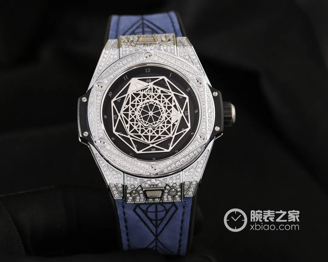 【Foreign trade import】💰3600! Hublot HUBLOT BIG BANG Big Bang Series [Second Generation Tattoo Rebirth Edition] Counter synchronization function, manual disassembly and assembly of straps. Convenient and quick to change straps of different colors. Designed by a London bald master, exclusive top version. Re-engraved 45mm case diameter. The strap has the same design concept as the original (quick replacement function). The buckle is made of fine steel and is exactly the same as the original. Stacked buckle SANG BLEU Tattoo 415.NX.1112.VR.MXM16 Satin brushed and polished polished geometric pattern with three layers of overlapping luminous hands. The three patterns rotate to present different geometric patterns. The entire case is artificially inlaid with diamonds. Original Citizen mechanical movement (very stable and almost zero repairs). The automatic weight also adopts a complicated geometric pattern shape. It looks like a full circle but can be pulled and rotated by gravity⚠️Majestic! Welcome to reprint!