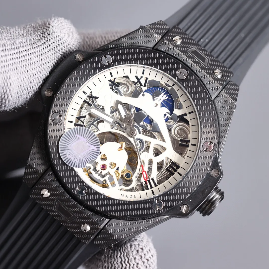 【High-end replica】💰1720! Carbon fiber body Avant-garde personality Ingenious craftsmanship BIG BANG is about being different and kingly style [Latest]: Hublot [Series]: BIG BANG series [Strap]: Malaysian fragrant rubber strap [Movement]: High-end fully automatic imported Citizen mechanical movement [Mirror]: Mineral-strengthened glass (higher definition) Elegant taste Vast and majestic Ingenuity A treasure for the wrist Size: diameter 46mm, thickness 12mm. Hot sale! Welcome to reprint!