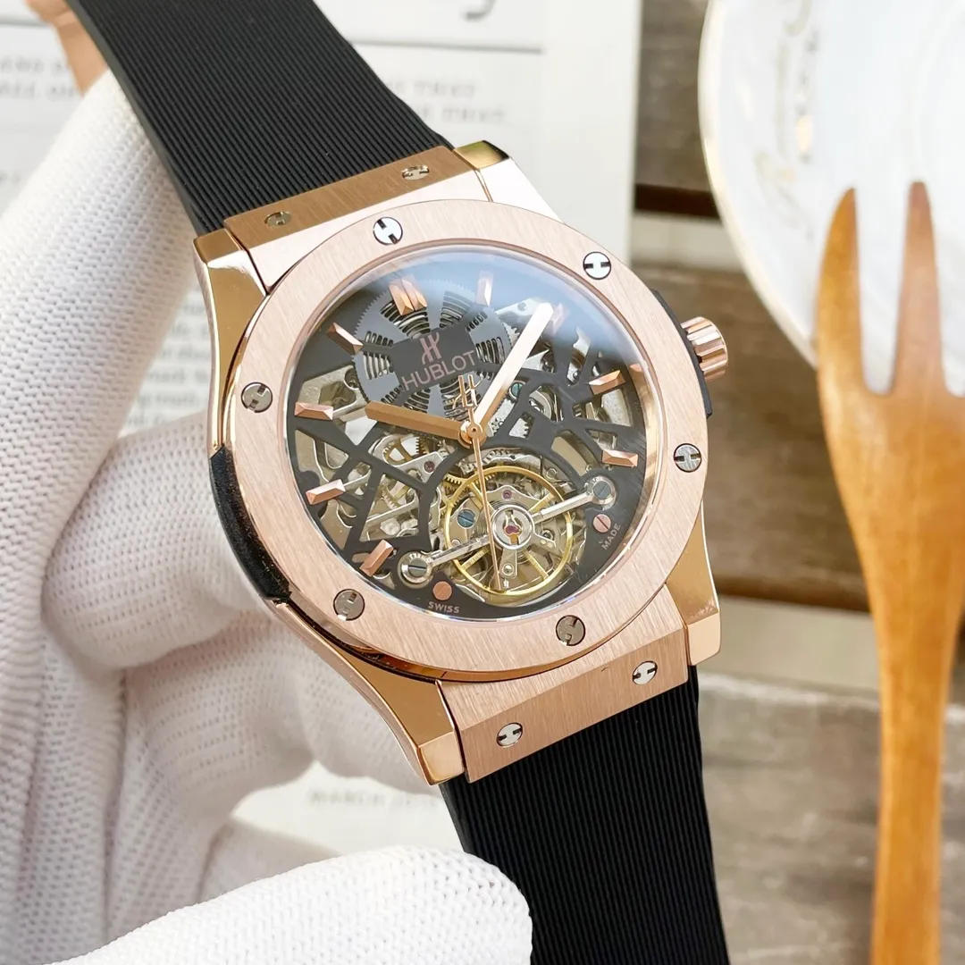 【High-end replica】💰1720! Hublot's premium men's watch features a classic three-hand flywheel design, exquisite craftsmanship, originality, nobility and gentlemanly style. It adopts fully automatic imported Citizen mechanical movement, top-grade 316L stainless steel case, imported calfskin strap, mineral super mirror, size 44*13. Welcome to reprint!