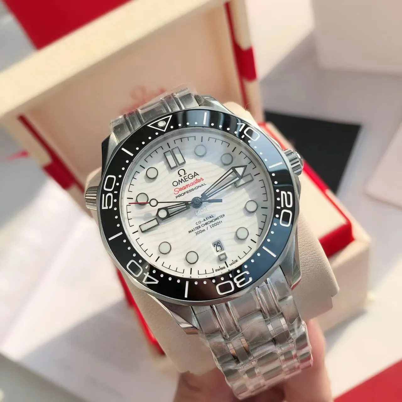 【High-end replica】💰1160! 【Customized all-in-one machine】💰1720! Omega Seamaster's new upgraded version of Seamaster 300 meters has arrived. It continues to adhere to practical value, delve into appearance details, and import an all-in-one movement. There is no best, only a better upgrade concept. It will once again push the entire series of Seamaster watches with the new Citizen movement to the top!  [Upgrade 1] Corrected the bezel to match the color of the letter, synchronized with the original genuine sunken luminous pearl, and the luminous color is synchronized [Upgrade 2] Corrected the original synchronized 8800 movement automatic hammer, effectively combined with the durability of the imported 9015 movement, and more intuitively close to the original [Upgrade 3] Upgraded the arched scratch-resistant sapphire glass mirror, since then‼ ️ All watches are made of sapphire glass [Upgrade 4] Using original genuine CNC molds, perfectly copying the same shell shape and band-shaped curvature of the genuine products. The appearance similarity with the genuine products is indistinguishable. The pictures were taken on a customized all-in-one machine!