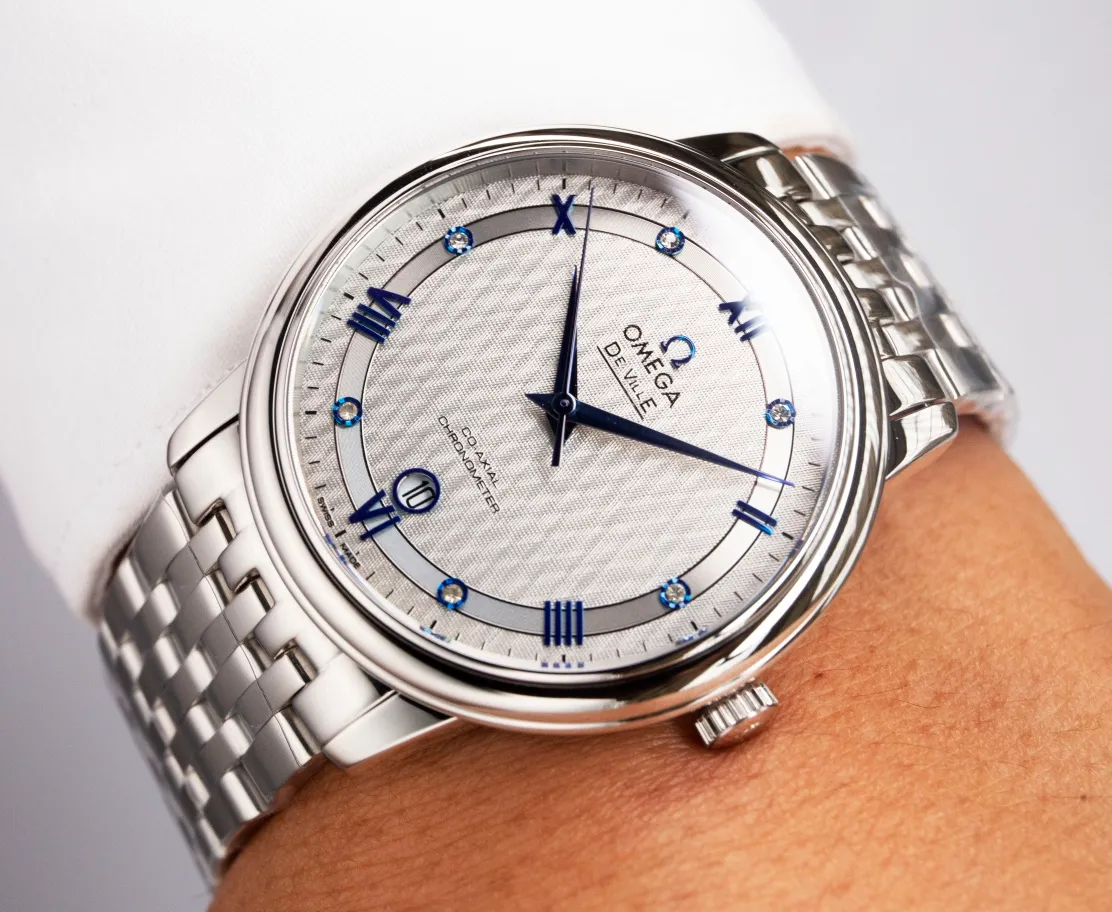 【Customized all-in-one machine】💰1920! Omega-De Ville Series-Couple Watches! Genuine mold opening, 👏The lettering is the same as the original product with sun pattern, the curved surface is upgraded to high-definition arched double sapphire glass (clearer display, anti-scratch) 👏The back of the steel belt is also synchronized with the original laser product batch number! It took 9 months to make many corrections and upgrades to create a 1:1 shell model, striving for perfection! The diameter of men's clothing is 39.5mm, and the diameter of women's clothing is 32.7mm👏! The style adopts the original Citizen 9015 all-in-one mechanical movement, which vibrates 28,800 times per hour, and has zero repair quality. The style is matched with Italian cowhide to make the wrist more comfortable and comfortable. The strap body/buckle is engraved with the classic "OMEGA" logo, which is generous and classy. Real shot🔰Please pay attention to the details! (Focus on original new machines) Focus is an attitude, produced by JH!