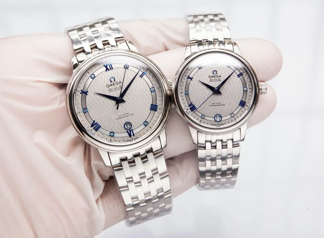 【Customized all-in-one machine】💰1920! Omega-De Ville Series-Couple Watches! Genuine mold opening, 👏The lettering is the same as the original product with sun pattern, the curved surface is upgraded to high-definition arched double sapphire glass (clearer display, anti-scratch) 👏The back of the steel belt is also synchronized with the original laser product batch number! It took 9 months to make many corrections and upgrades to create a 1:1 shell model, striving for perfection! The diameter of men's clothing is 39.5mm, and the diameter of women's clothing is 32.7mm👏! The style adopts the original Citizen 9015 all-in-one mechanical movement, which vibrates 28,800 times per hour, and has zero repair quality. The style is matched with Italian cowhide to make the wrist more comfortable and comfortable. The strap body/buckle is engraved with the classic "OMEGA" logo, which is generous and classy. Real shot🔰Please pay attention to the details! (Focus on original new machines) Focus is an attitude, produced by JH!