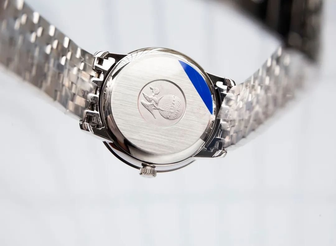 【Customized all-in-one machine】💰1920! Omega-De Ville Series-Couple Watches! Genuine mold opening, 👏The lettering is the same as the original product with sun pattern, the curved surface is upgraded to high-definition arched double sapphire glass (clearer display, anti-scratch) 👏The back of the steel belt is also synchronized with the original laser product batch number! It took 9 months to make many corrections and upgrades to create a 1:1 shell model, striving for perfection! The diameter of men's clothing is 39.5mm, and the diameter of women's clothing is 32.7mm👏! The style adopts the original Citizen 9015 all-in-one mechanical movement, which vibrates 28,800 times per hour, and has zero repair quality. The style is matched with Italian cowhide to make the wrist more comfortable and comfortable. The strap body/buckle is engraved with the classic "OMEGA" logo, which is generous and classy. Real shot🔰Please pay attention to the details! (Focus on original new machines) Focus is an attitude, produced by JH!