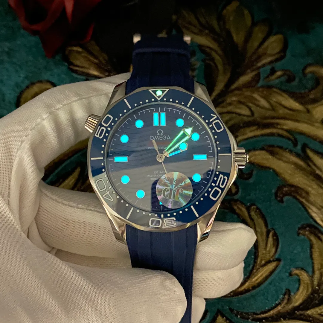 The OMEGA Seamaster 300 series has won the hearts of many people with its unique design and excellent performance. The watch inherits the glorious marine legend. Combining artistic innovation with current design concepts. Brand: OMEGA Series: Seamaster Diving 300 Meter Ocean Watch Movement: 8800 Strap: Nine-bead steel strap and rubber strap (1:1) Size: 42mm13mm Material: 316 stainless steel