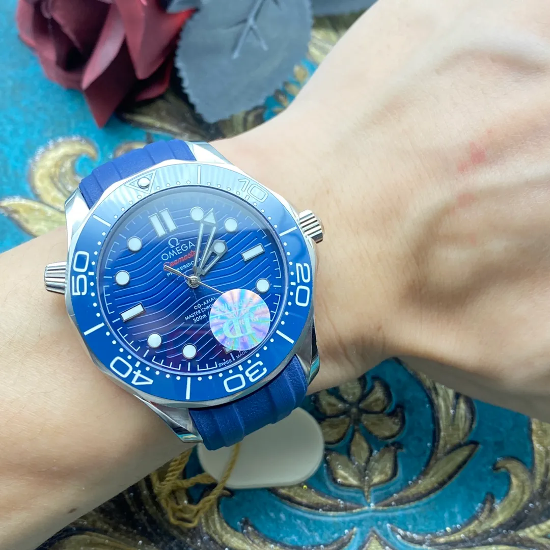The OMEGA Seamaster 300 series has won the hearts of many people with its unique design and excellent performance. The watch inherits the glorious marine legend. Combining artistic innovation with current design concepts. Brand: OMEGA Series: Seamaster Diving 300 Meter Ocean Watch Movement: 8800 Strap: Nine-bead steel strap and rubber strap (1:1) Size: 42mm13mm Material: 316 stainless steel