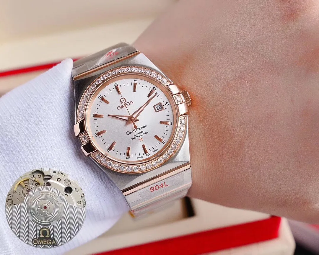 [High-end replica] 💰1920 one! OMEGA-OMEGA‼ The Constellation series displays a timeless and charming design concept with its famous "Griffes" and eye-catching dial. Elegant "Clous de Paris" literal design, calendar display function at 3 o'clock. Men's model: built-in imported 9015 movement mechanical (zero repair). Female model: built-in imported 9015 movement mechanical (zero repair)...Swiss quality 100% super waterproof luminous sapphire glass back design, size male 38mmx10.5, female 27mmx10.5 🔥Top product Excellent products 🔥