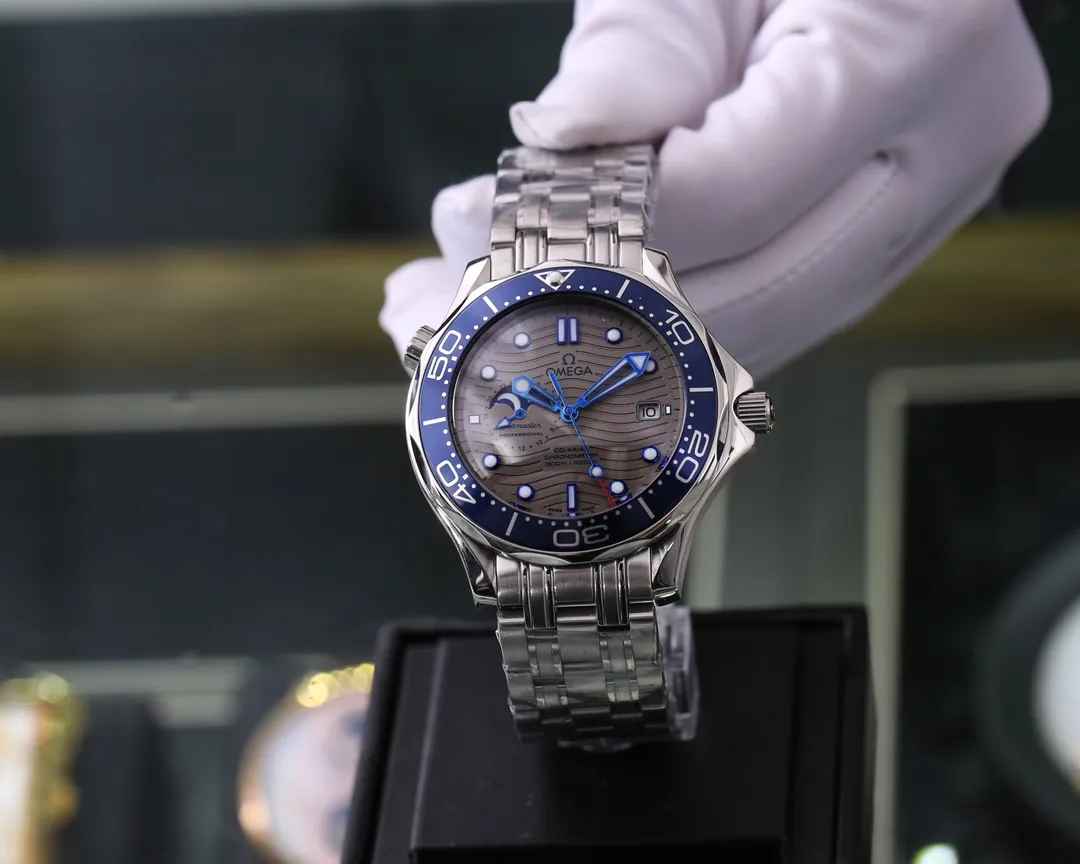 【Foreign trade import】💰2400! OMEGA’s latest launch is the Seamaster, super luminous, and 9-digit true moon phase. It adopts an imported fully automatic mechanical movement to achieve zero repairs, can store power for over 48 hours, and is waterproof to a depth of up to 50 meters. [Case]: 316 fine steel (high-quality workmanship) [Watchband]: Imported tape/top-grade 316 fine steel [Movement]: Imported 8217 fully automatic mechanical movement (stable running time) [Glass]: Advanced strengthened coated mirror [Size]: Diameter 41mm, thickness 13mm! Welcome to reprint!