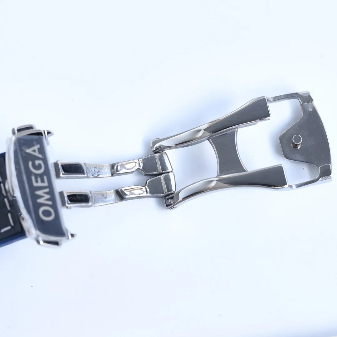 The entire range of Omega Seamaster watches has once again reached its peak! In 2020, the official highly recommended Seamaster series 600-meter diving watch has exclusive quality on the entire network [Movement] Equipped with 💯 brand new Japanese original Citizen 8215 automatic mechanical movement, original see-through design, corrected movement 8500 restoration all-in-one machine, 0 repairs, accurate running time, strong practicality, 100% waterproof [Glass] Double-bright sapphire shock-proof and scratch-proof glass Equipped with arched wear-resistant and scratch-resistant glass, it is three-level waterproof and can swim with confidence🏊, watch diameter 39.5/11mm [Case] Made of 316L fine steel case, equipped with the only original ceramic one-way rotating chronograph ring in its class [Belt] The buckle is polished by 316L fine steel, imported Italian cowhide and imported frog glue to show the perfect quality, equipped with the only original Omega stretch clasp in its class, which can be fine-adjusted. The exclusive quality code is 80456374 🔥Top quality products with constant quality🔥