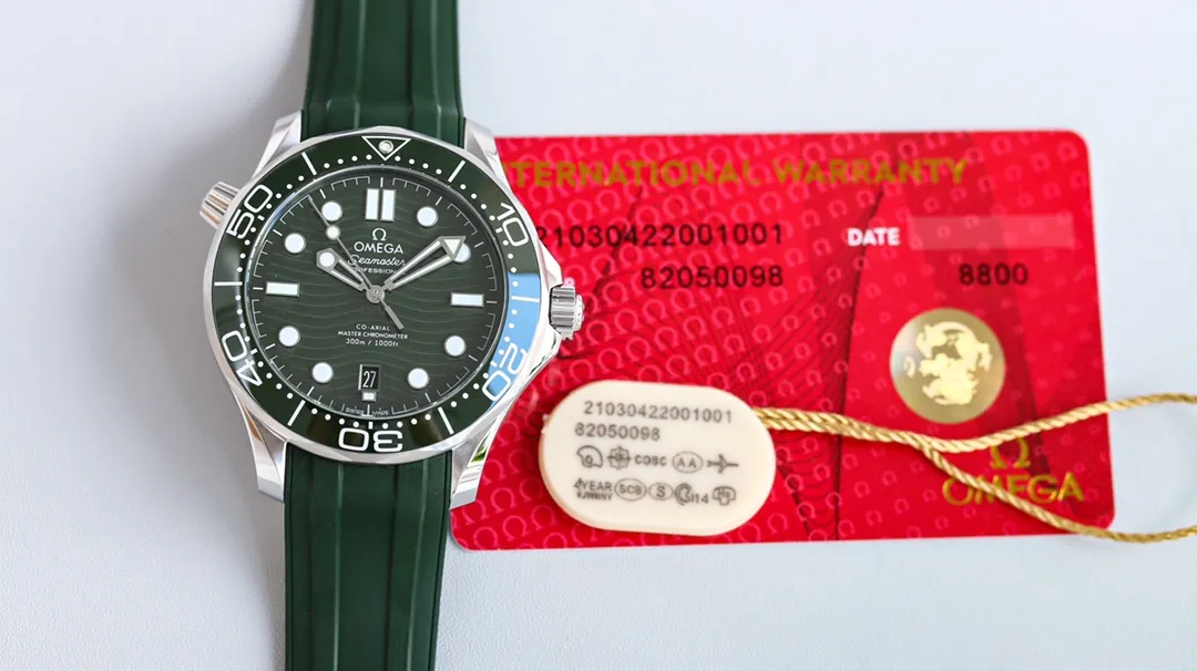 【Top Replica】💰4700! The arrival of the green seahorse [celebration] interprets the legend of the ocean with the green of the sea! Omega's 2022 new Green Seamaster uses the Double T black balance wheel 8800 movement, a 42 mm case, a laser-engraved corrugated dial, hollow hands and an ammonia exhaust valve. The color scheme uses a classic green dial with a green bezel. The dial and bezel are of the same color. It is a classic configuration among the Omega Seamaster 300-meter diving watches. Black and blue (the two most classic ones) are both in this way. This configuration shows the charm of green to the greatest extent and is full of vitality. The new green model uses a 42mm stainless steel case, a green ceramic dial with laser-engraved ripple patterns, hour markers and hands covered with white Super-LumiNova, and a calendar window at 6 o'clock. The unidirectional rotating bezel is also made of green ceramic material, and the bright bezel is decorated with a white enamel diving scale, echoing the overall design. The LOGO, signature, etc. on the dial are also all in white, and the color matching and details are as pure as possible, highlighting the beauty of green.