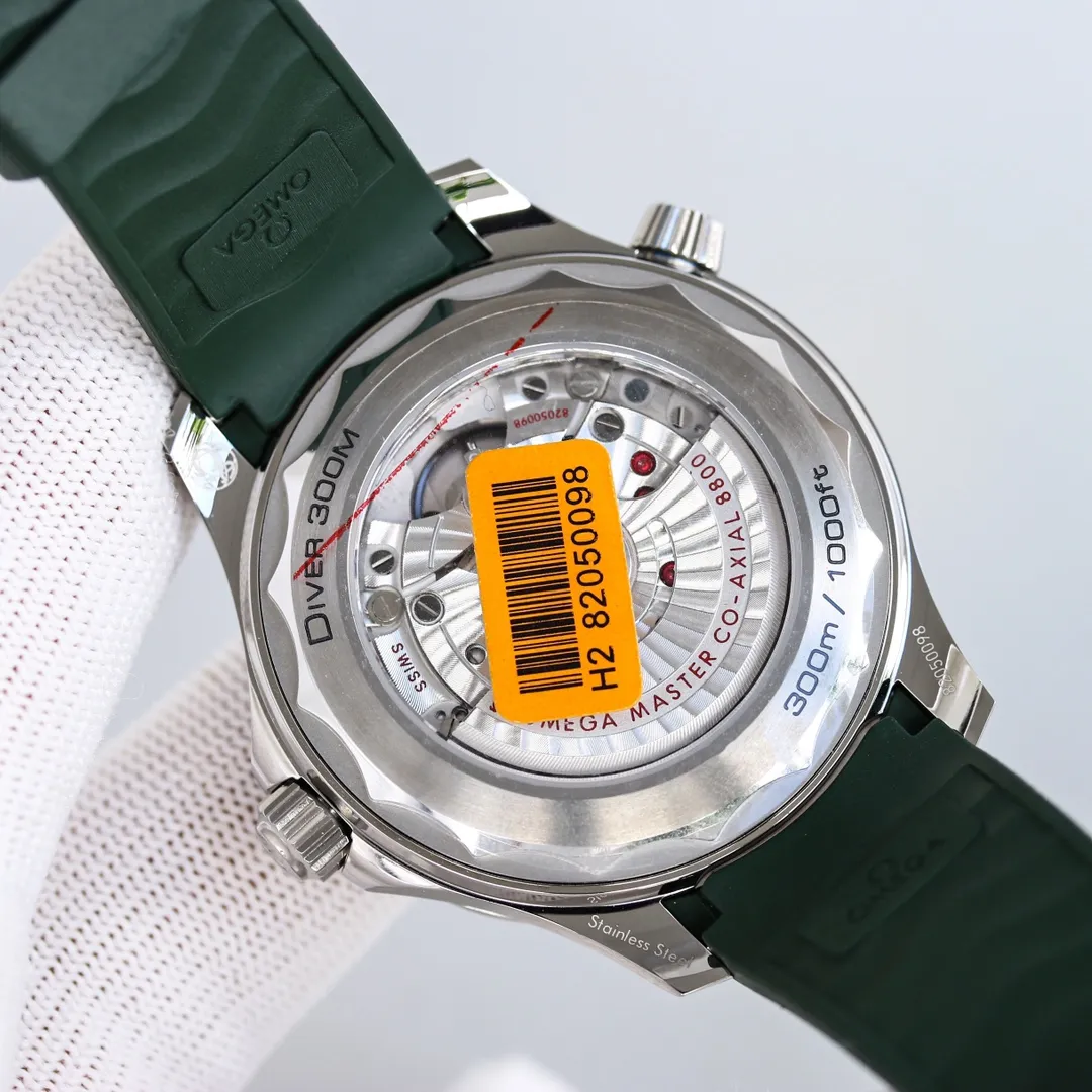 【Top Replica】💰4700! The arrival of the green seahorse [celebration] interprets the legend of the ocean with the green of the sea! Omega's 2022 new Green Seamaster uses the Double T black balance wheel 8800 movement, a 42 mm case, a laser-engraved corrugated dial, hollow hands and an ammonia exhaust valve. The color scheme uses a classic green dial with a green bezel. The dial and bezel are of the same color. It is a classic configuration among the Omega Seamaster 300-meter diving watches. Black and blue (the two most classic ones) are both in this way. This configuration shows the charm of green to the greatest extent and is full of vitality. The new green model uses a 42mm stainless steel case, a green ceramic dial with laser-engraved ripple patterns, hour markers and hands covered with white Super-LumiNova, and a calendar window at 6 o'clock. The unidirectional rotating bezel is also made of green ceramic material, and the bright bezel is decorated with a white enamel diving scale, echoing the overall design. The LOGO, signature, etc. on the dial are also all in white, and the color matching and details are as pure as possible, highlighting the beauty of green.