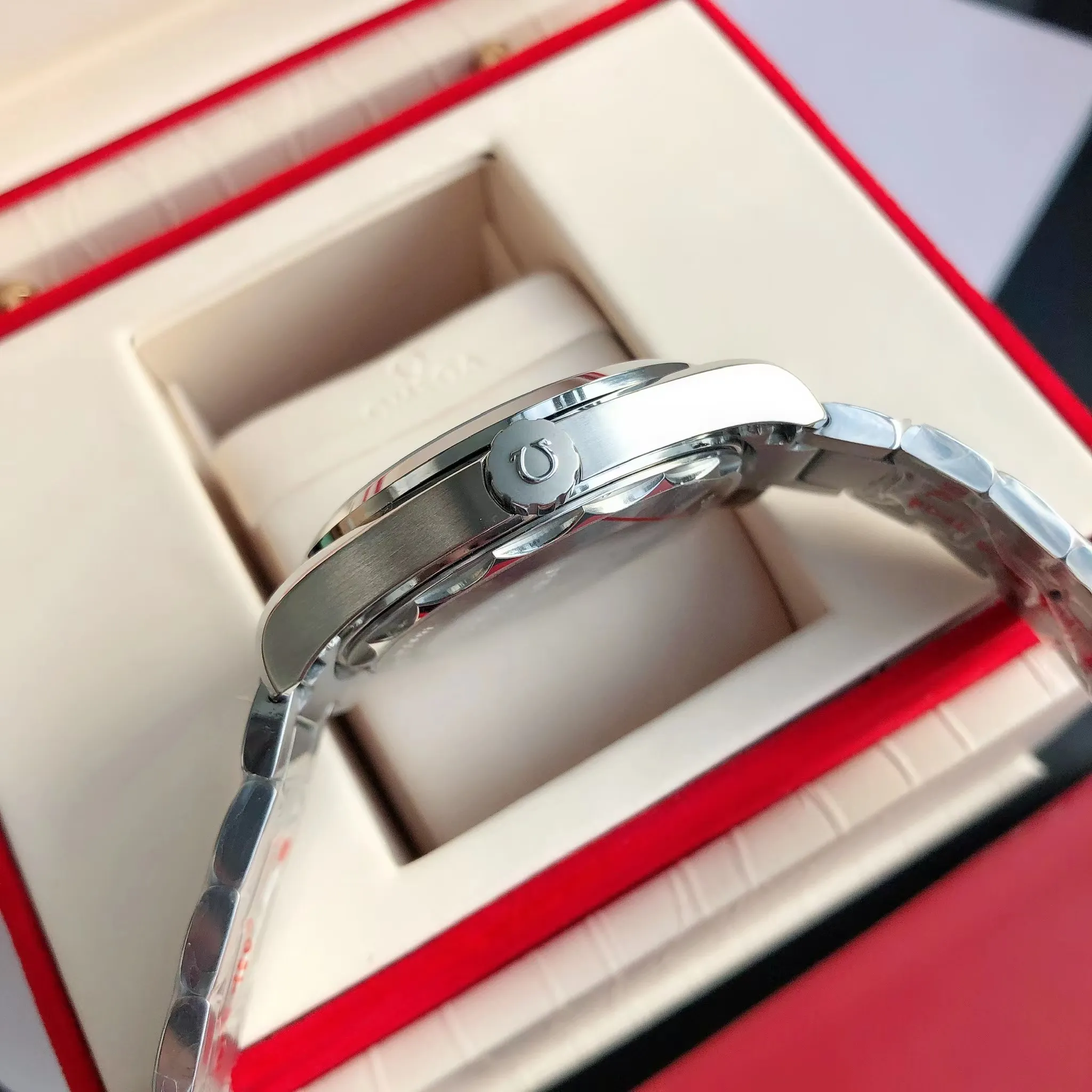 【Customized all-in-one machine】💰1720! Omega Seamaster 150-meter watch [Ocean charm, classic hot model] The classic and timeless design is very characteristic of the Omega brand [Movement] Equipped with the imported brand new Citizen 9015 all-in-one automatic mechanical movement, accurate and durable, highly recognized by watch friends [Case] 316L stainless steel case, modified and beautiful body, original consistent 41.5mm diameter, curved dial, depth waterproof to 200 meters [Bracelet] imported fine steel strap Equipped with the original folding clasp of the same material, the details are synchronized with the original product ⚠️Please look for the exclusive quality produced by GD