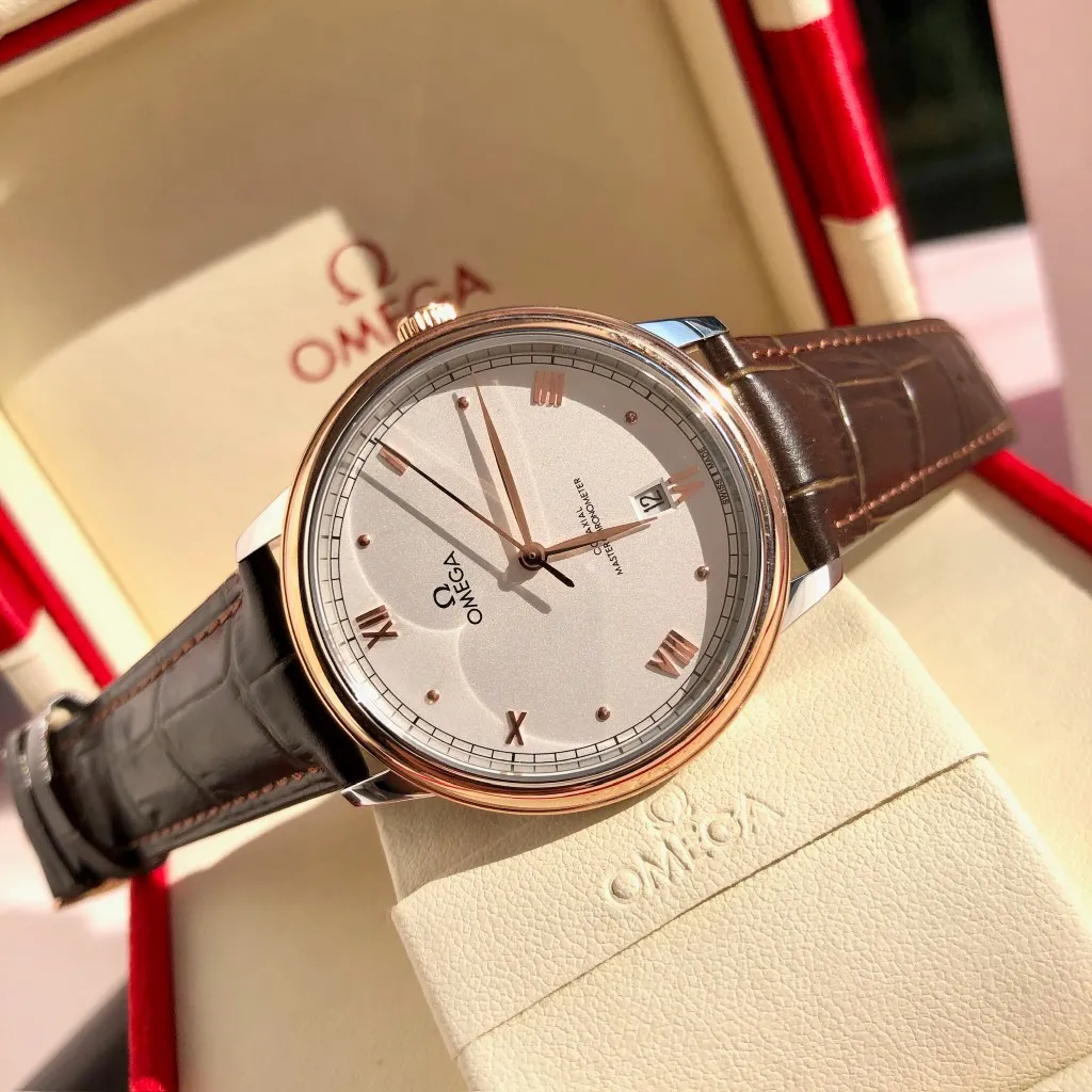 【Customized all-in-one machine】💰1720! Omega De Ville's 2023 blockbuster new product - the third-generation De Ville series men's watch [casual, simple, classic and popular] the De Ville series once again refreshes its appearance and is consistent with the essence of the original. It is different from the second-generation De Ville updated in the same year. It adopts the same transparent bottom design as the original. On the basis of matching the imported Citizen movement, the original top is modified, which is perfect and as close to the genuine product as possible. [Movement] Equipped with the zero-repair 💯 brand-new Citizen 9015 all-in-one automatic mechanical movement, accurate travel time, long-lasting durability, and highly recognized by watch friends [Case] 316L stainless steel case, modified and beautiful body. The bottom cover is embossed according to the original synchronized track literal, 39.5mm shell size, adhering to the same original details. Curved dial, deep waterproof, scratch-resistant sapphire glass [Bracelet] Using 316L stainless steel bracelet Optional with original folding stretch clasp or calfskin strap of the same material