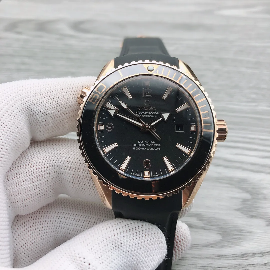 【Top replica】💰2400! OMEGA 🎮B28 Seamaster Series 232.32.42.21.01.003 600-meter diving watch rubber strap model arrives in full color, ceramic bezel is unique to the entire network, internally repaired top-notch Swiss 2836 movement, external repair details synchronized with original [Movement] Equipped with 💯 brand new original Swiss 2836 automatic mechanical movement, original see-through design, corrected movement top, 0️⃣repair, accurate running time, strong practicality [Case] Made of 316L stainless steel case 🎮The entire network's exclusive vacuum furnace interior gold plating, equipped with the only original ceramic one-way rotating timing ring in its class [Bracelet] The official synchronous rubber strap or 316 stainless steel five-bead bracelet of the Seamaster 600-meter diving watch is available. The steel chain is equipped with the only original push-pull adjustable buckle in its class. 🎮