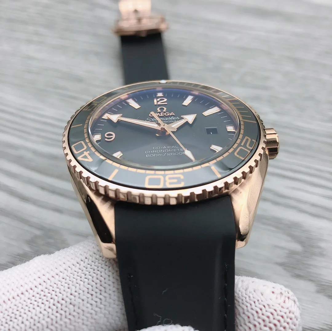 【Top replica】💰2400! OMEGA 🎮B28 Seamaster Series 232.32.42.21.01.003 600-meter diving watch rubber strap model arrives in full color, ceramic bezel is unique to the entire network, internally repaired top-notch Swiss 2836 movement, external repair details synchronized with original [Movement] Equipped with 💯 brand new original Swiss 2836 automatic mechanical movement, original see-through design, corrected movement top, 0️⃣repair, accurate running time, strong practicality [Case] Made of 316L stainless steel case 🎮The entire network's exclusive vacuum furnace interior gold plating, equipped with the only original ceramic one-way rotating timing ring in its class [Bracelet] The official synchronous rubber strap or 316 stainless steel five-bead bracelet of the Seamaster 600-meter diving watch is available. The steel chain is equipped with the only original push-pull adjustable buckle in its class. 🎮